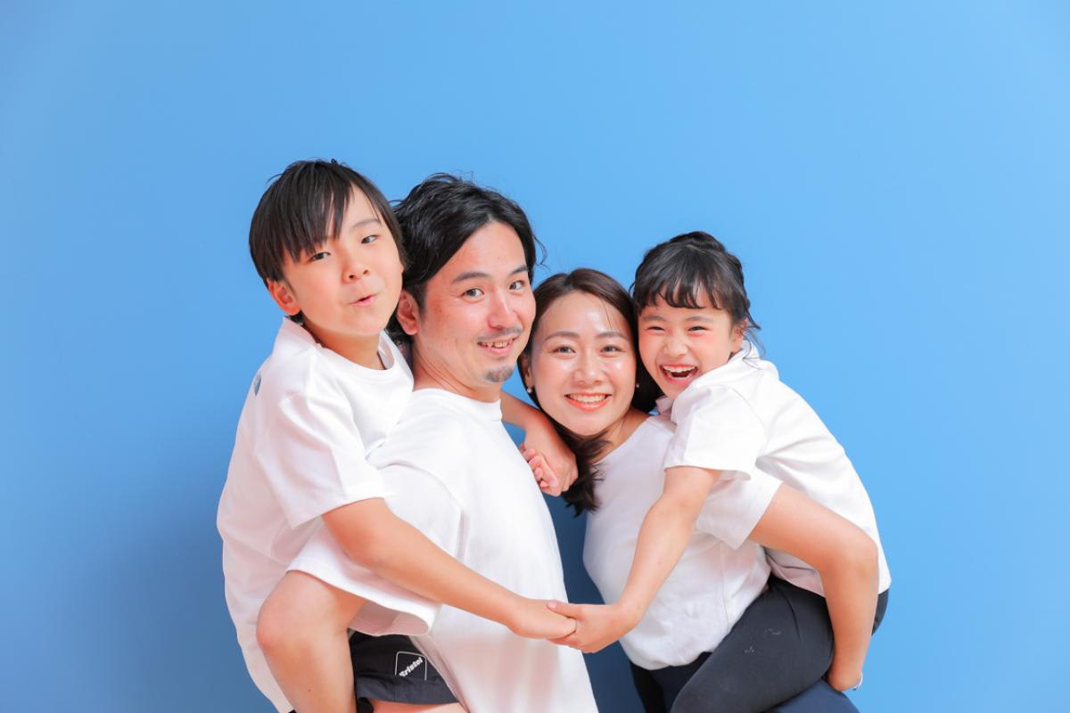 ファミリー　家族写真　カラフル　フォトスタジオ　ハピスタ