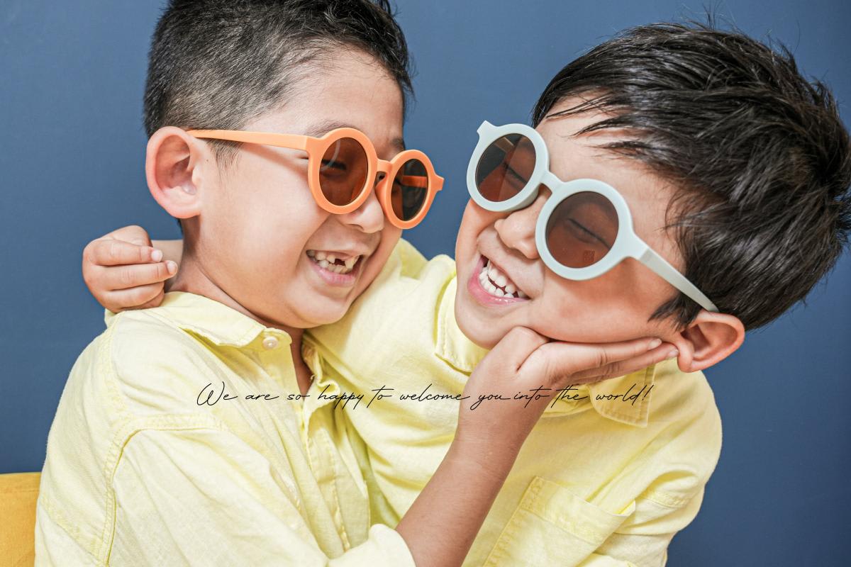 ファミリー　家族写真　兄弟フォト　カラフル　フォトスタジオ　ハピスタ