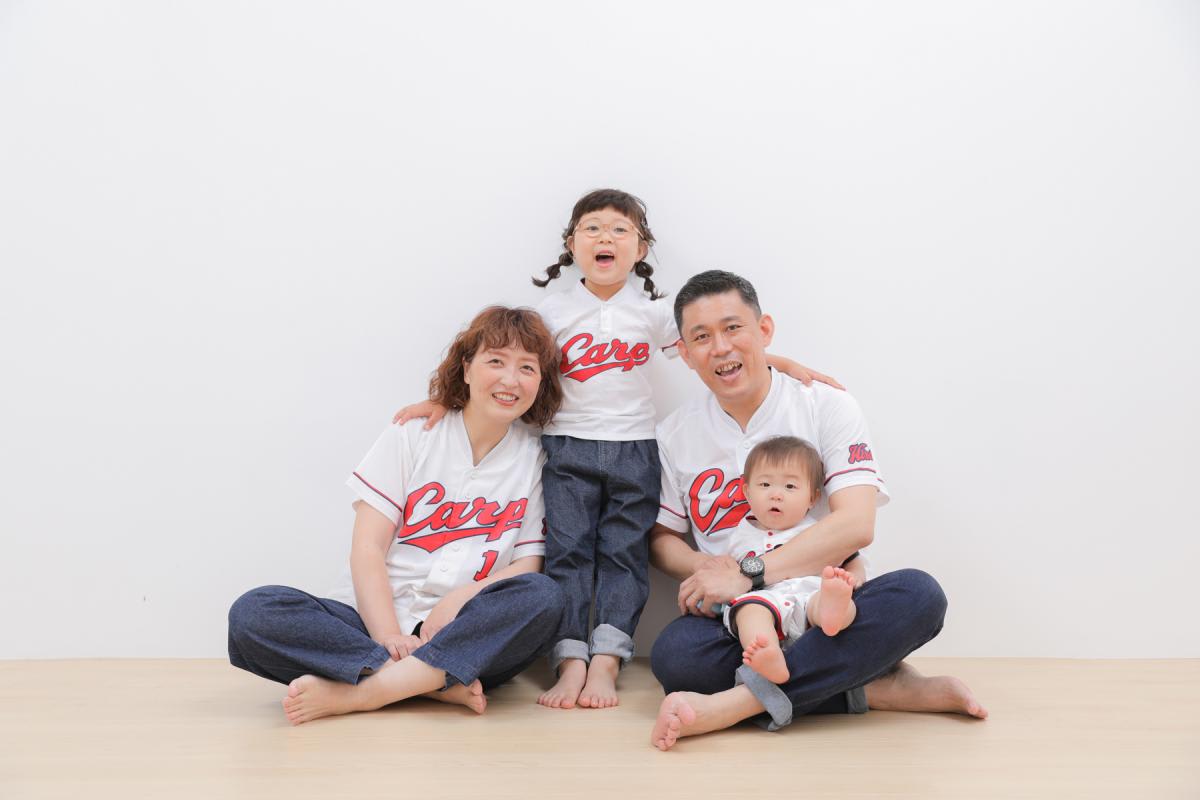 ファミリー　家族写真　お揃い　フォトスタジオ　ハピスタ