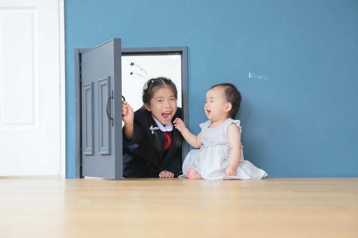 ファミリー　家族写真　赤ちゃん　お姉ちゃん　ドア　カラフル　フォトスタジオ　ハピスタ