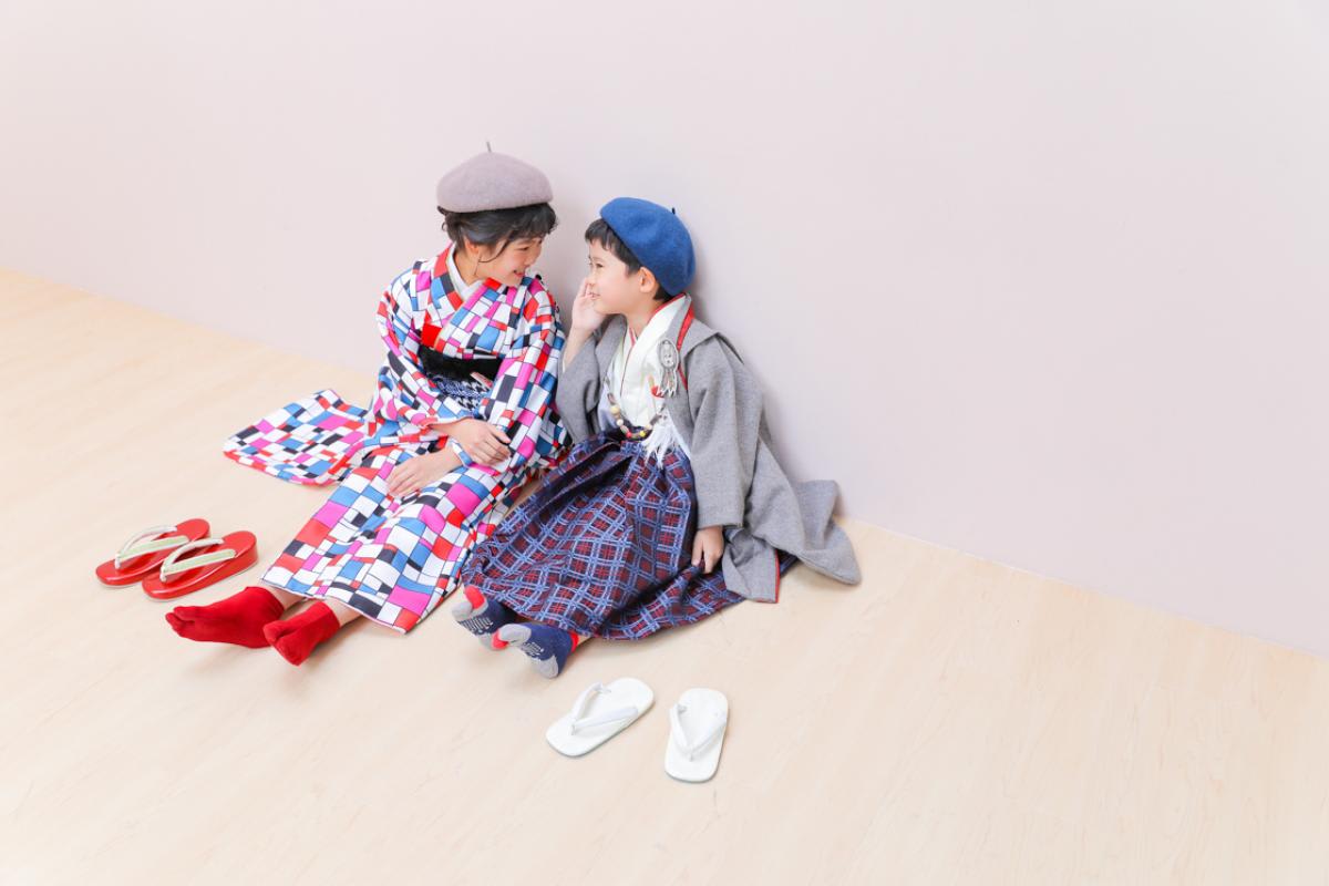兄弟フォト　記念写真　カラフル　キッズフォトスタジオ　ハピスタ