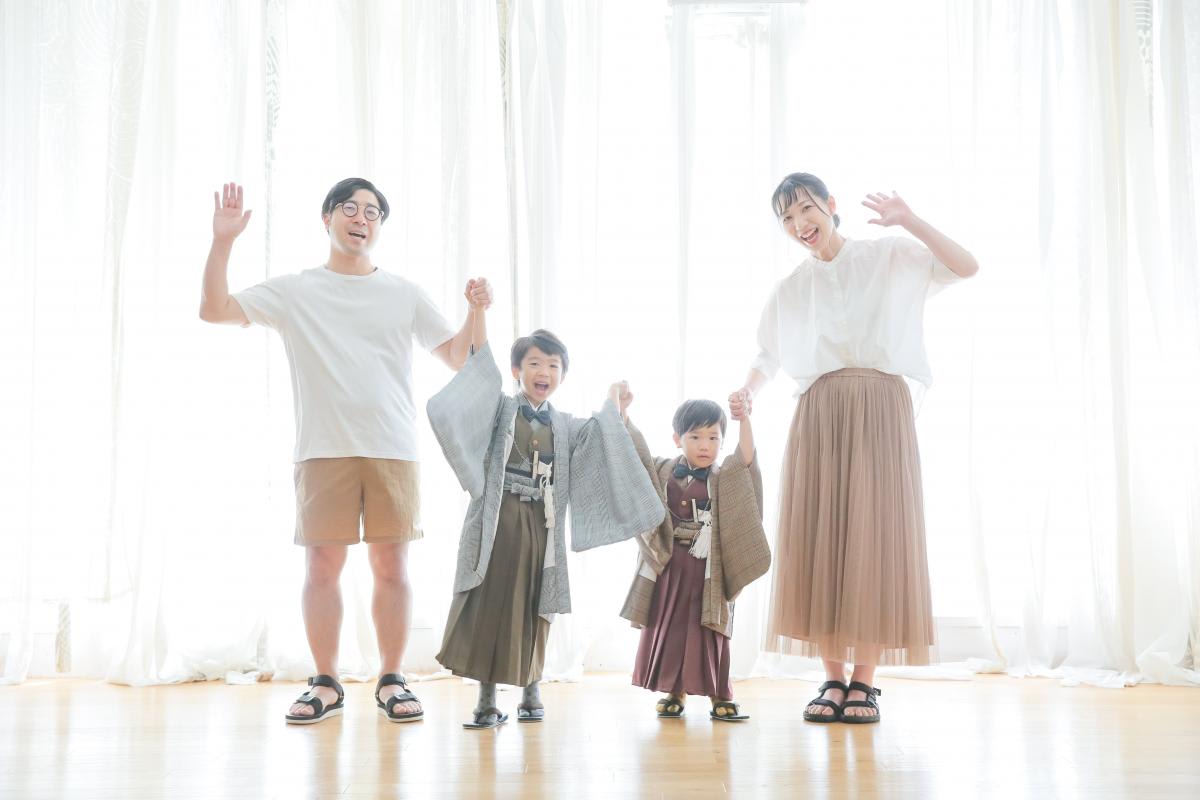 七五三　3歳男の子　5歳男の子　ファミリー　家族写真　可愛い　カラフル　キッズフォトスタジオ　ハピスタ