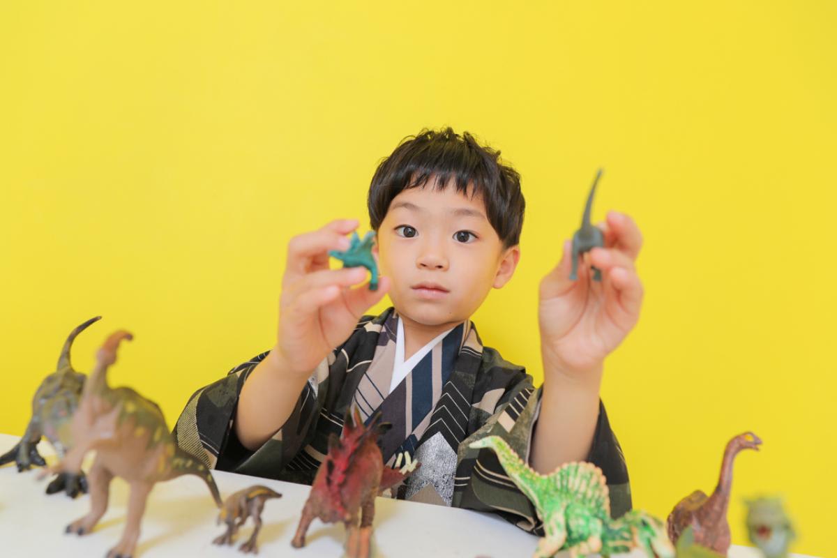 七五三　5歳男の子　恐竜　可愛い　カラフル　キッズフォトスタジオ　ハピスタ