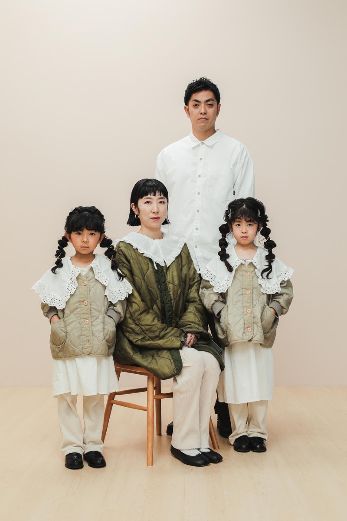 ファミリー　家族写真　カラフル　フォトスタジオ　ハピスタ