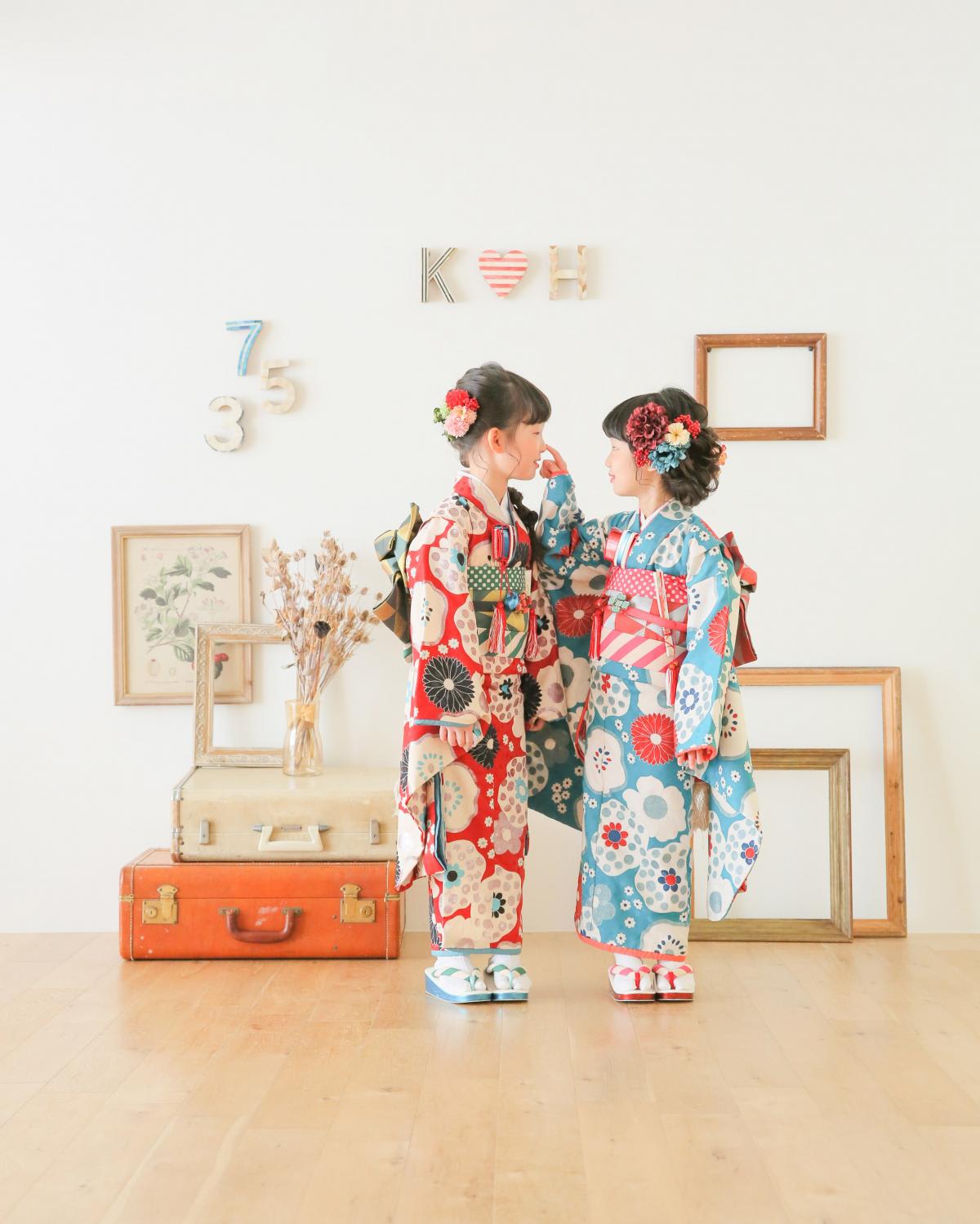 七五三　７歳女の子　姉妹　可愛い　カラフル　キッズフォトスタジオ　ハピスタ