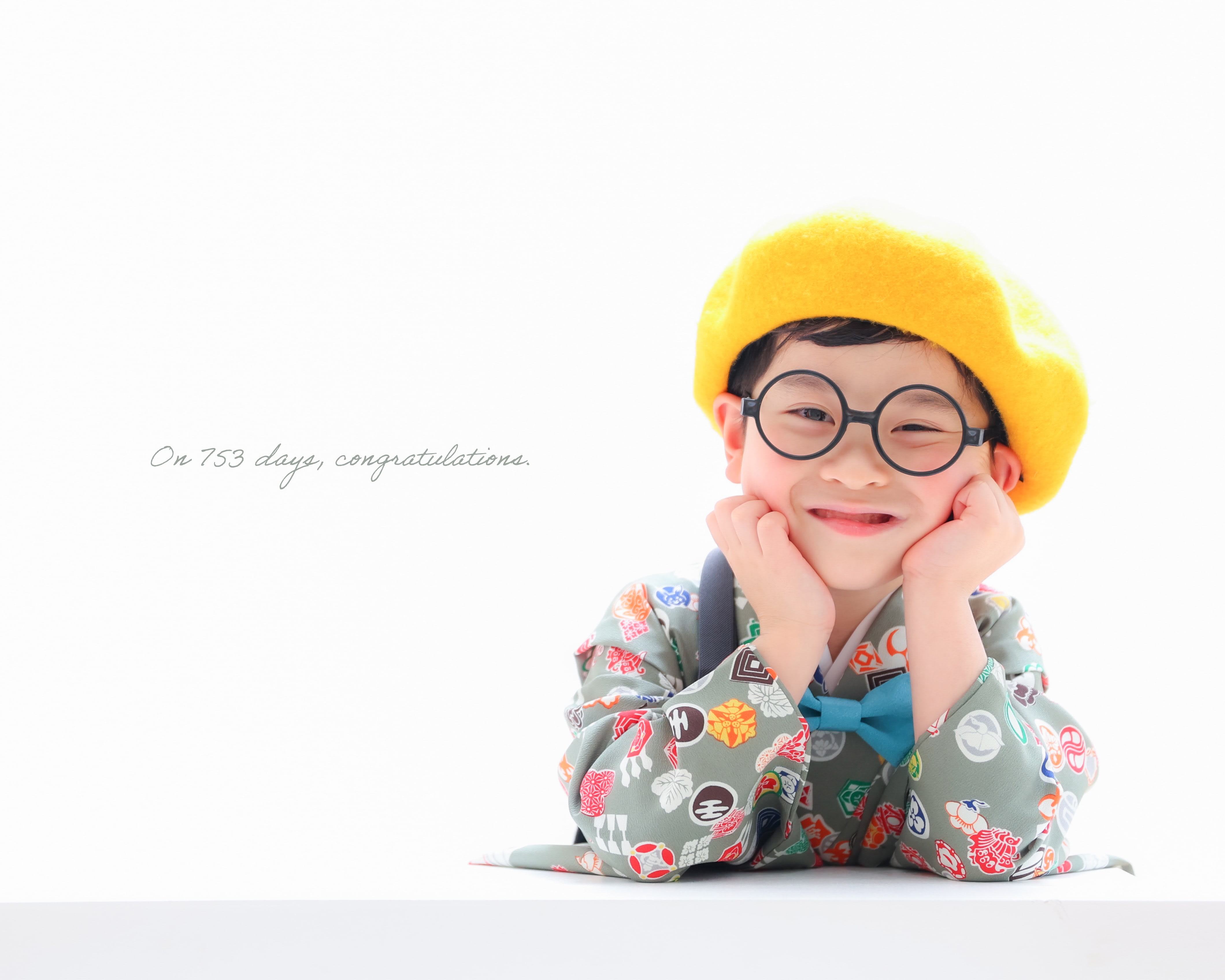 七五三　5歳男の子　メガネ　記念写真　カラフル　キッズフォトスタジオ　ハピスタ