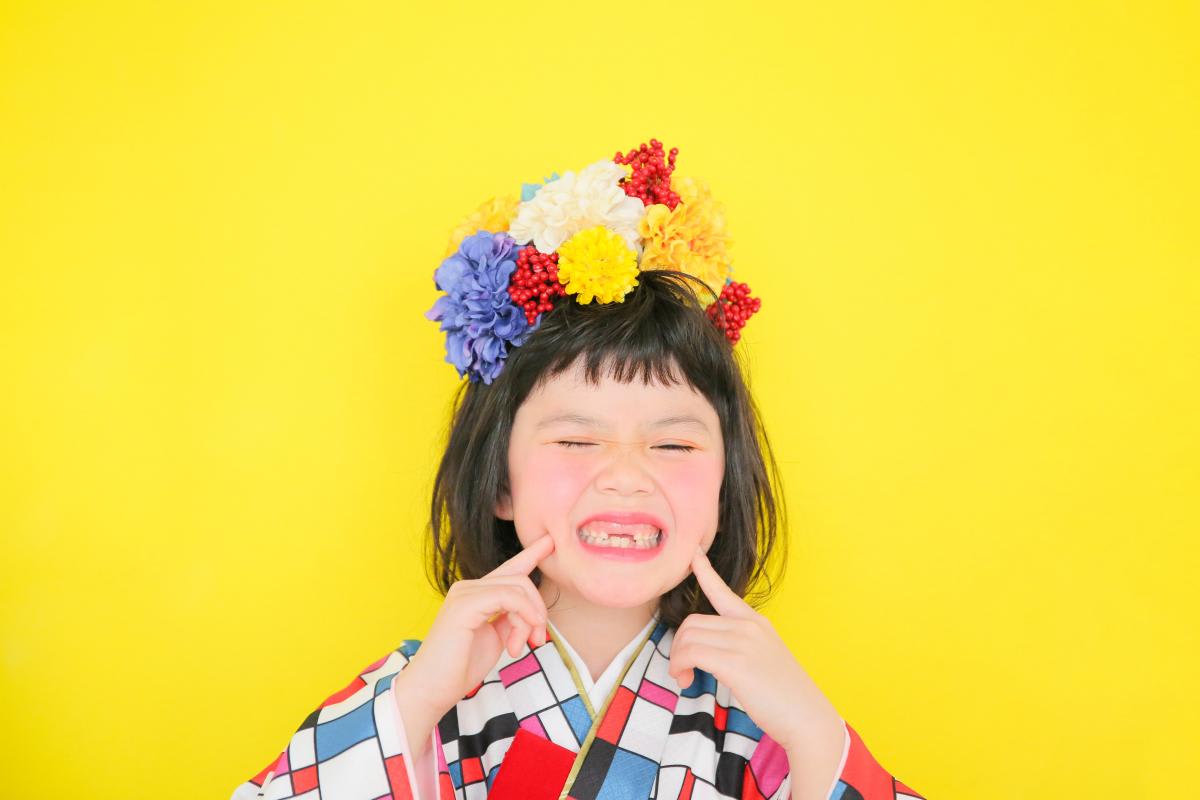 七五三　記念写真　女の子　お花　笑顔　キッズフォトハウス　HAPISTA