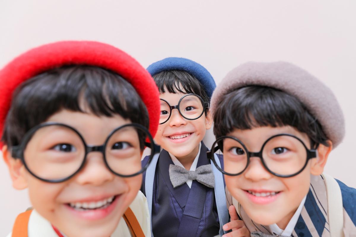 兄弟フォト　記念写真　カラフル　キッズフォトスタジオ　ハピスタ