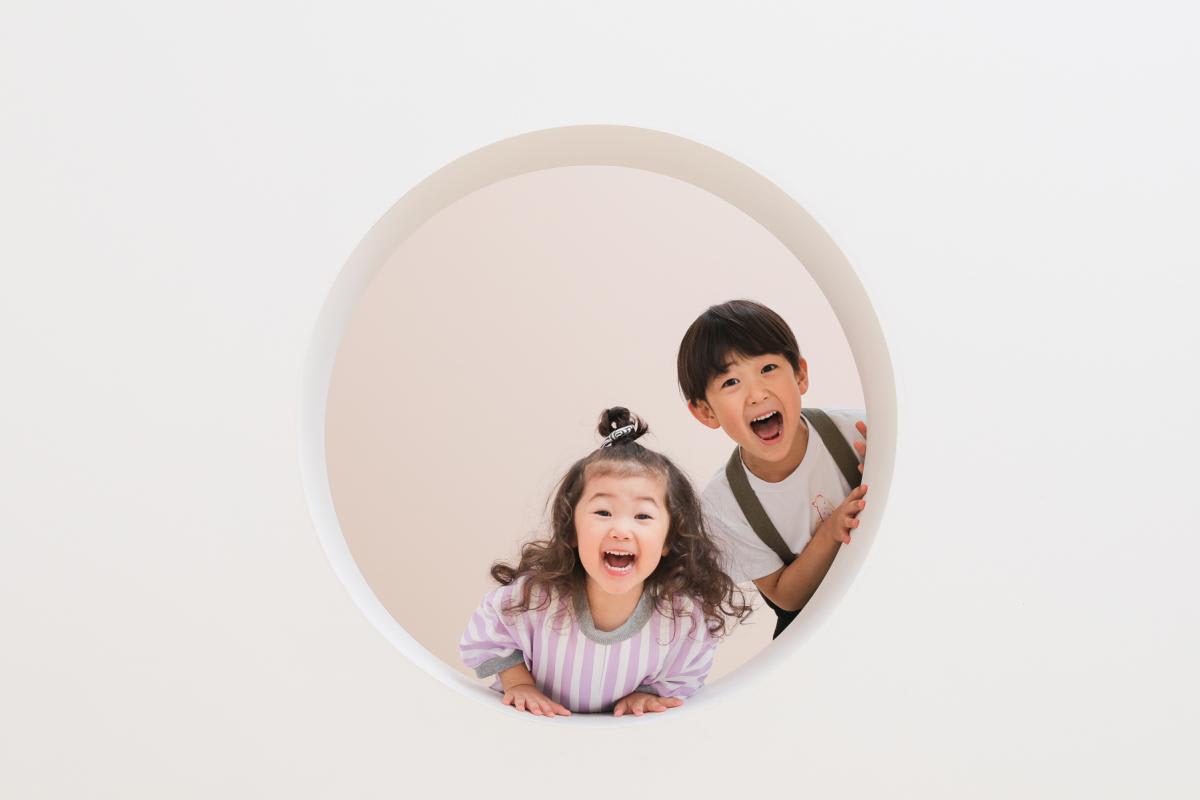 兄弟フォト　記念写真　カラフル　キッズフォトスタジオ　ハピスタ