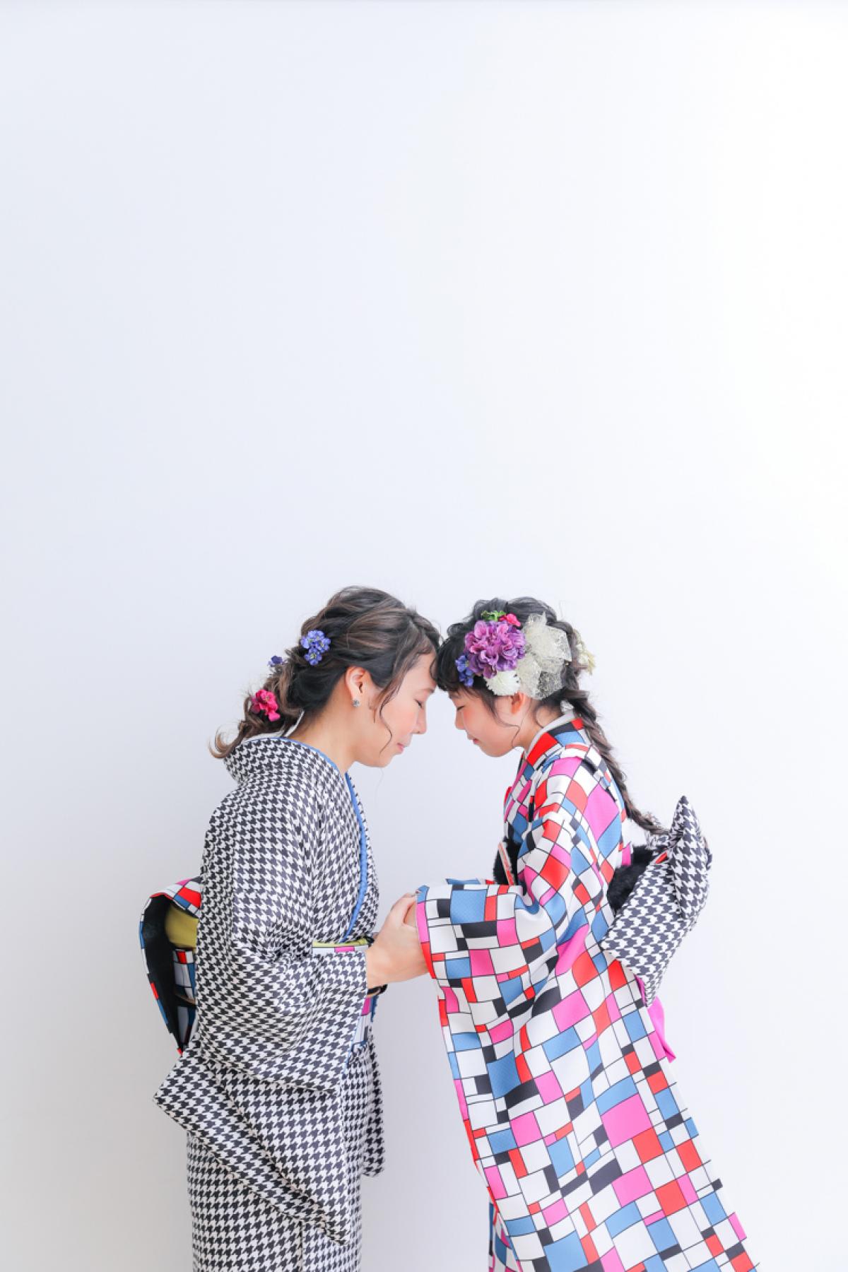 七五三　７歳女の子　親子写真　ママ　可愛い　カラフル　キッズフォトスタジオ　ハピスタ