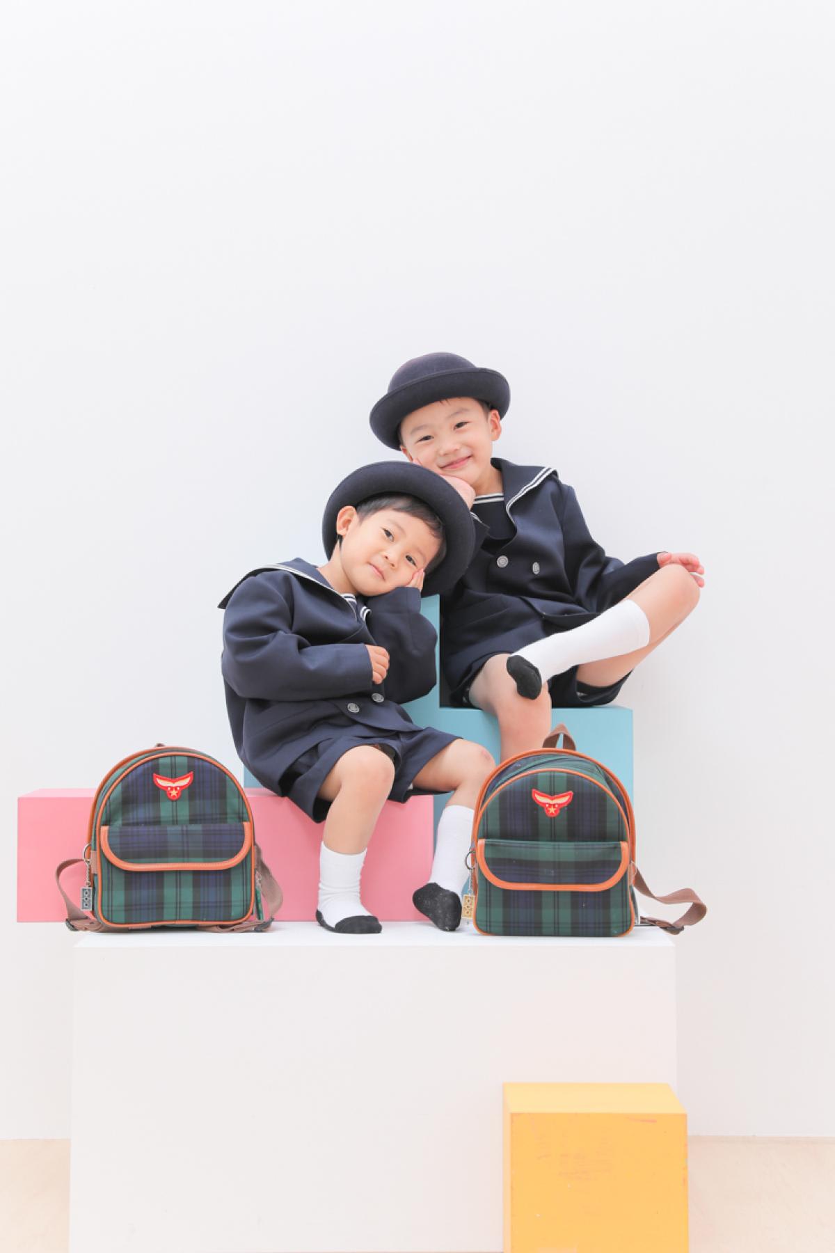 兄弟フォト　記念写真　カラフル　キッズフォトスタジオ　ハピスタ