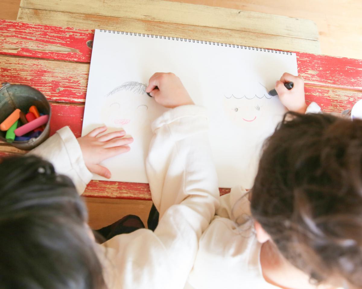 ファミリー　家族写真　お絵描き　カラフル　フォトスタジオ　ハピスタ