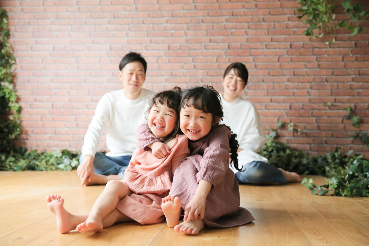 ファミリー　家族写真　姉妹フォト　フォトスタジオ　ハピスタ