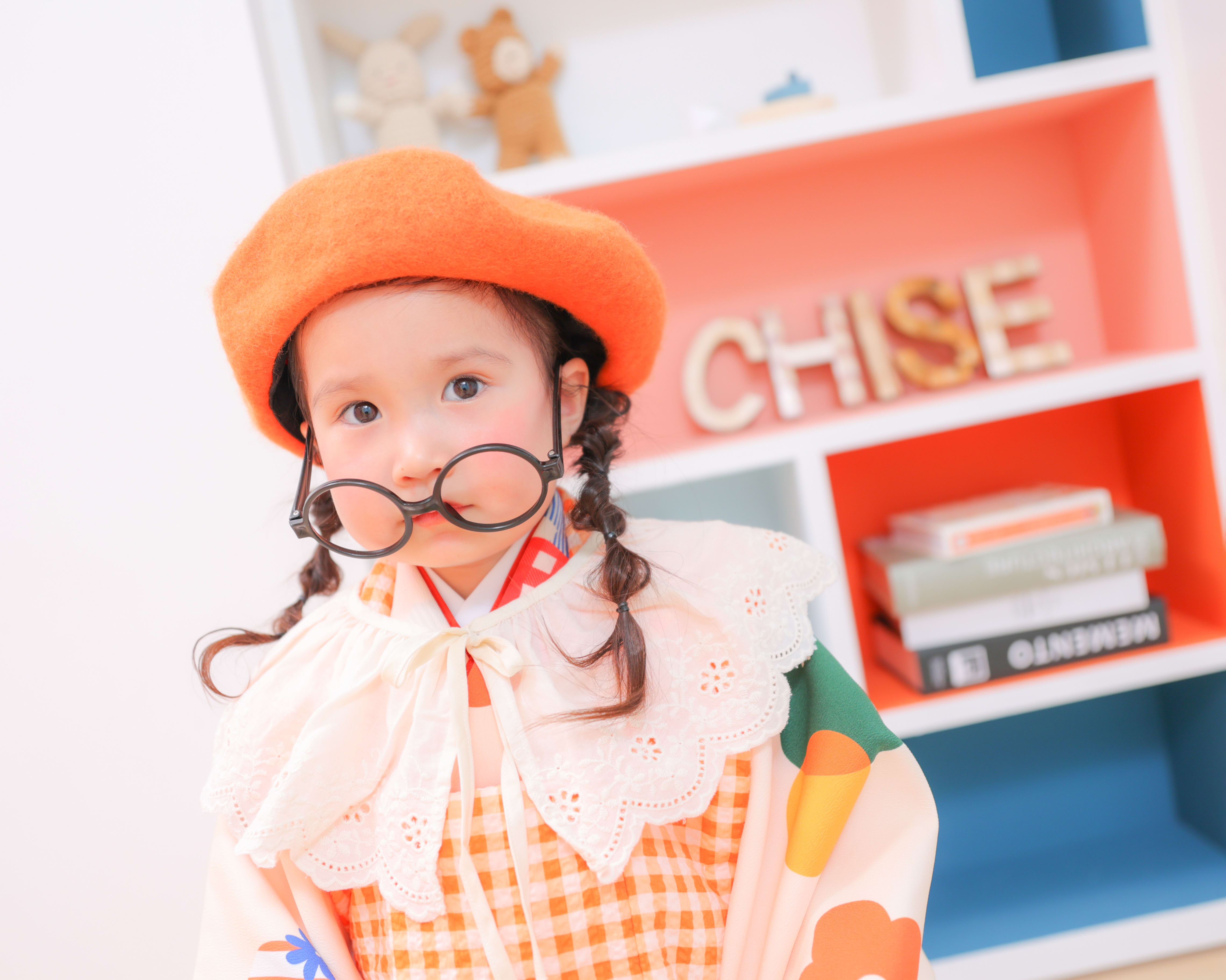七五三　女の子　可愛い　メガネ　カラフル　キッズフォトスタジオ　ハピスタ