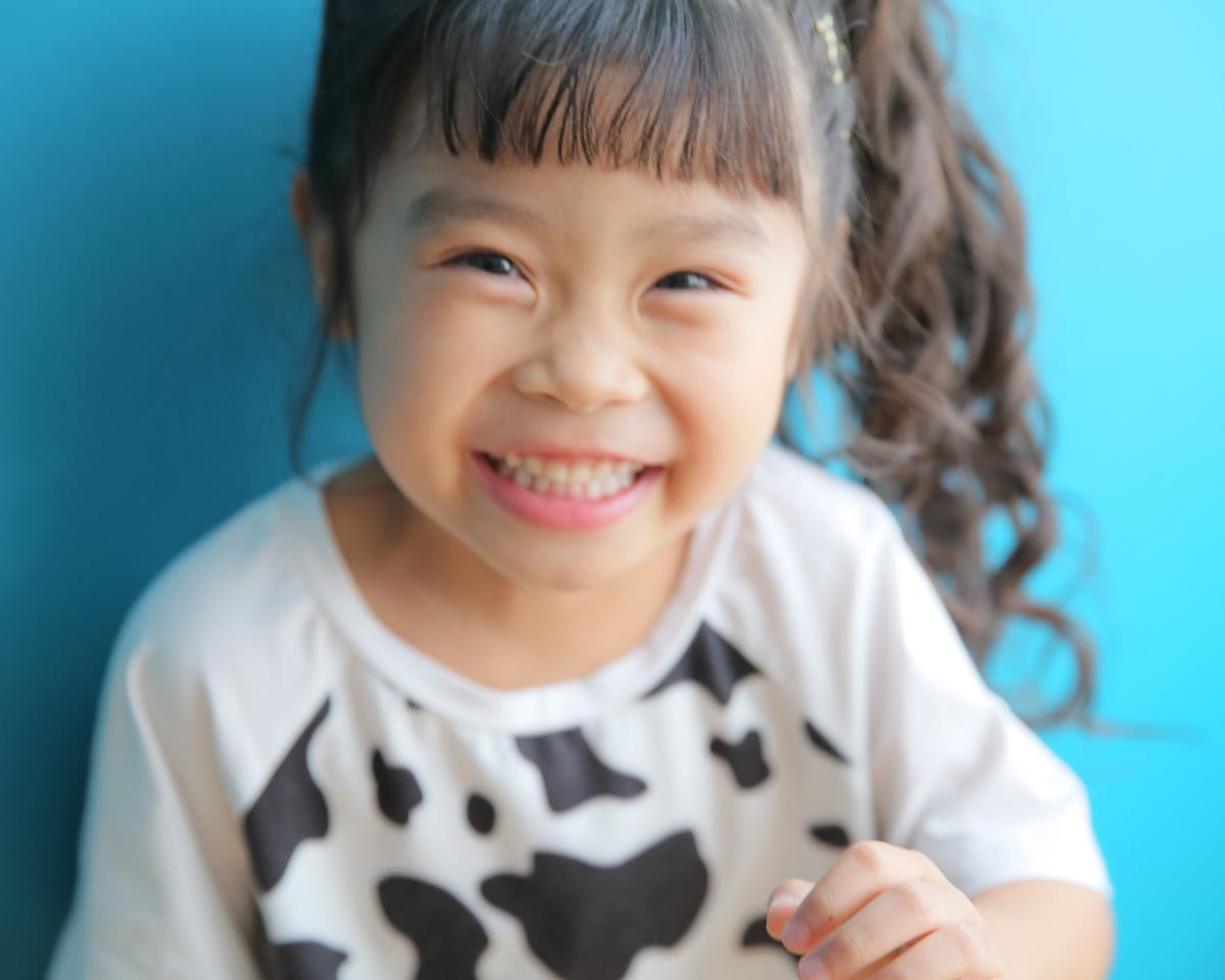 ファミリー　家族写真　女の子　カラフル　フォトスタジオ　ハピスタ