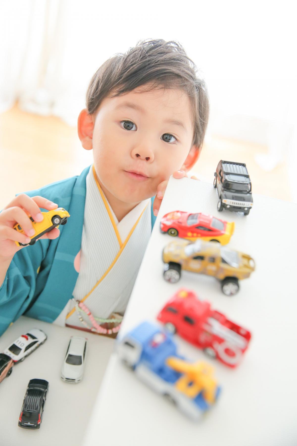 七五三　記念写真　男の子　車　おもちゃ　キッズフォトハウス　HAPISTA