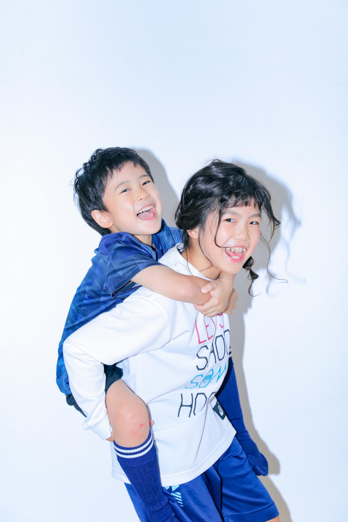 兄弟フォト　記念写真　カラフル　キッズフォトスタジオ　ハピスタ