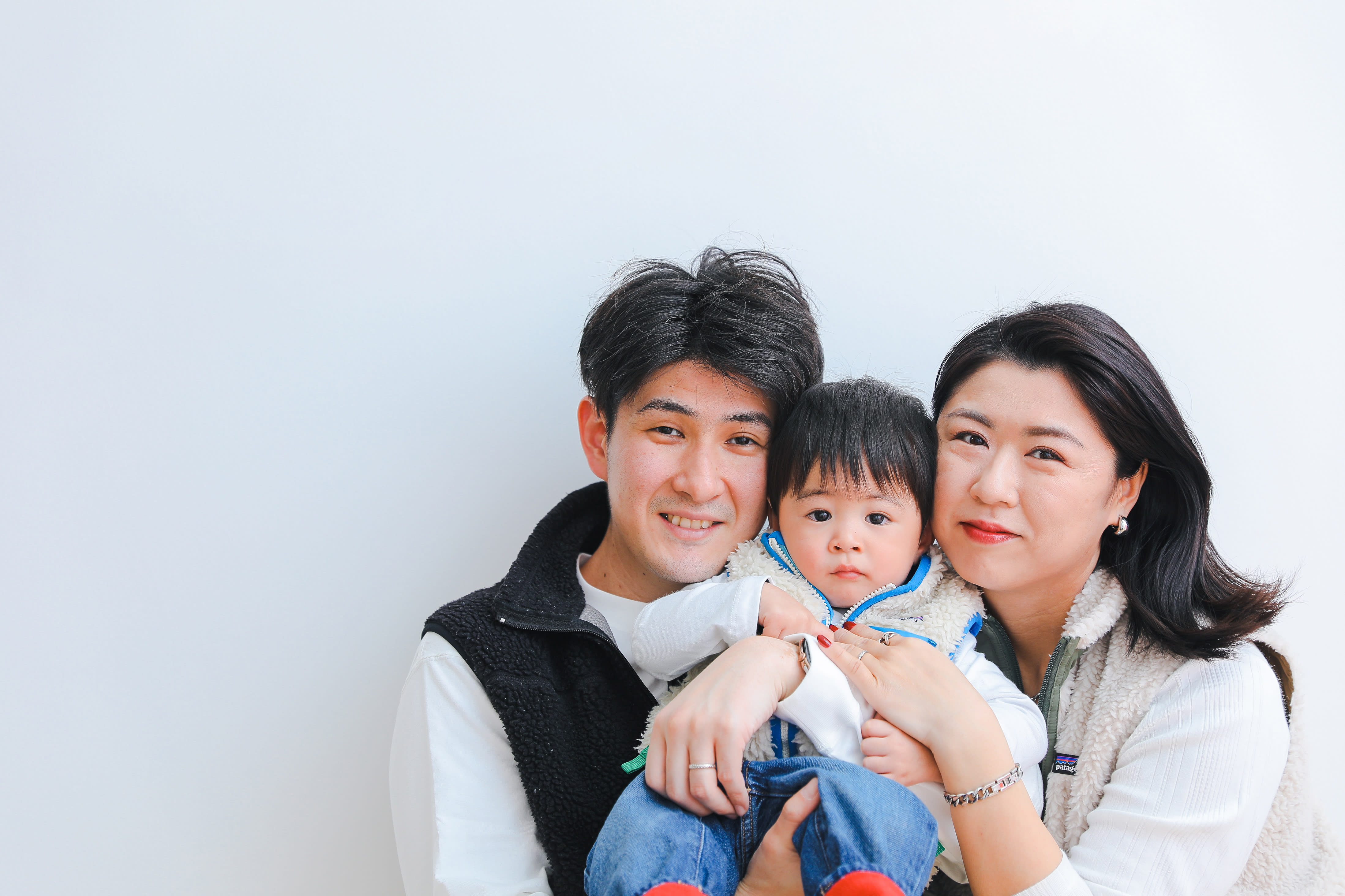 ファミリー　家族写真　カラフル　フォトスタジオ　ハピスタ