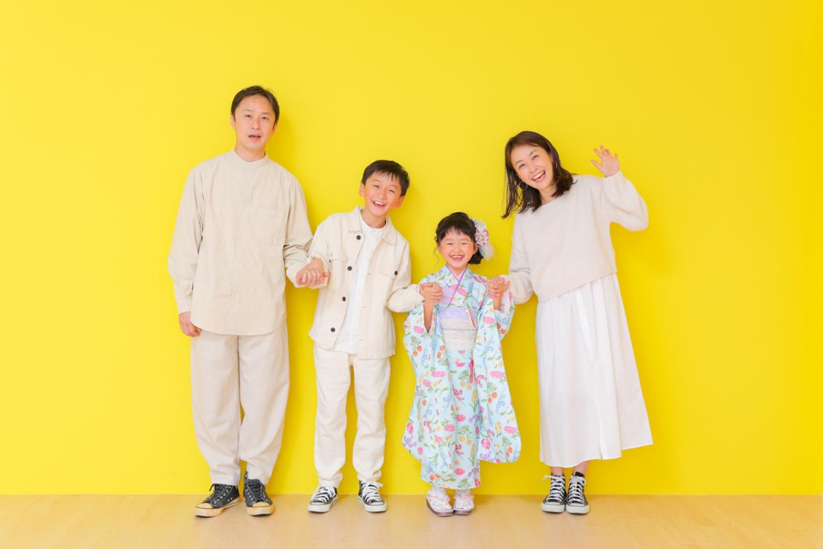 七五三　７歳女の子　ファミリー　可愛い　カラフル　キッズフォトスタジオ　ハピスタ