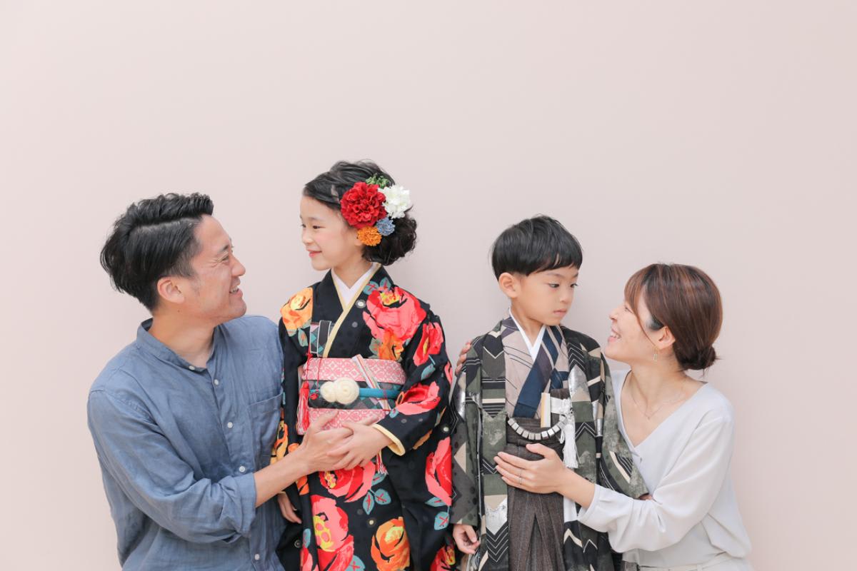 七五三　７歳女の子　ファミリー　家族写真　可愛い　カラフル　キッズフォトスタジオ　ハピスタ