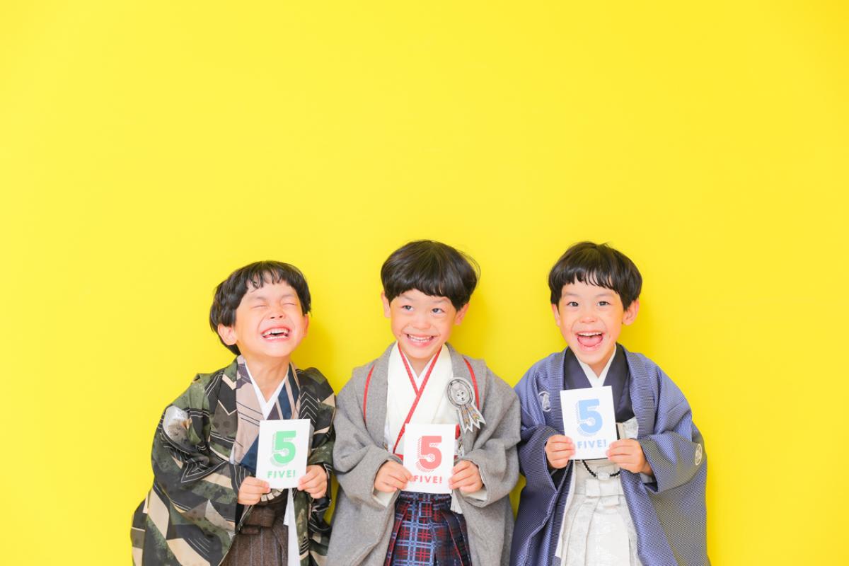 七五三　5歳男の子　兄弟フォト　記念写真　カラフル　キッズフォトスタジオ　ハピスタ