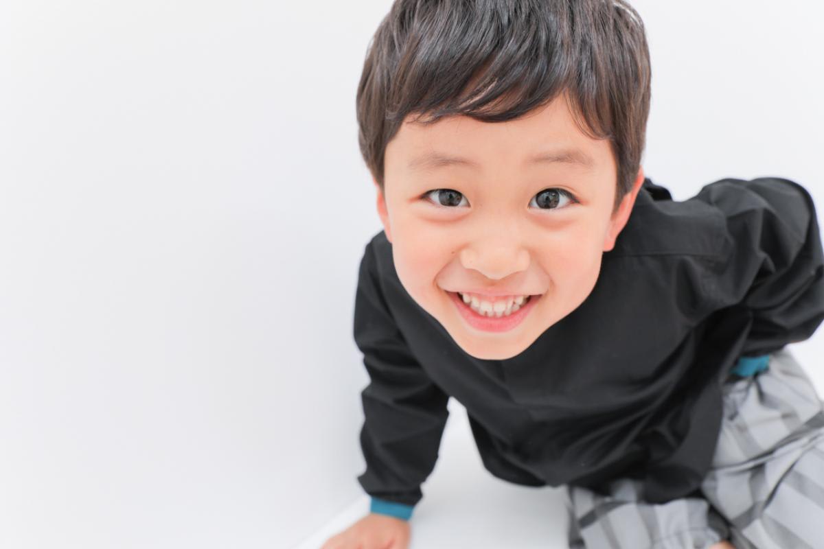 男の子　記念撮影　カラフル　可愛い　キッズフォトスタジオ　ハピスタ