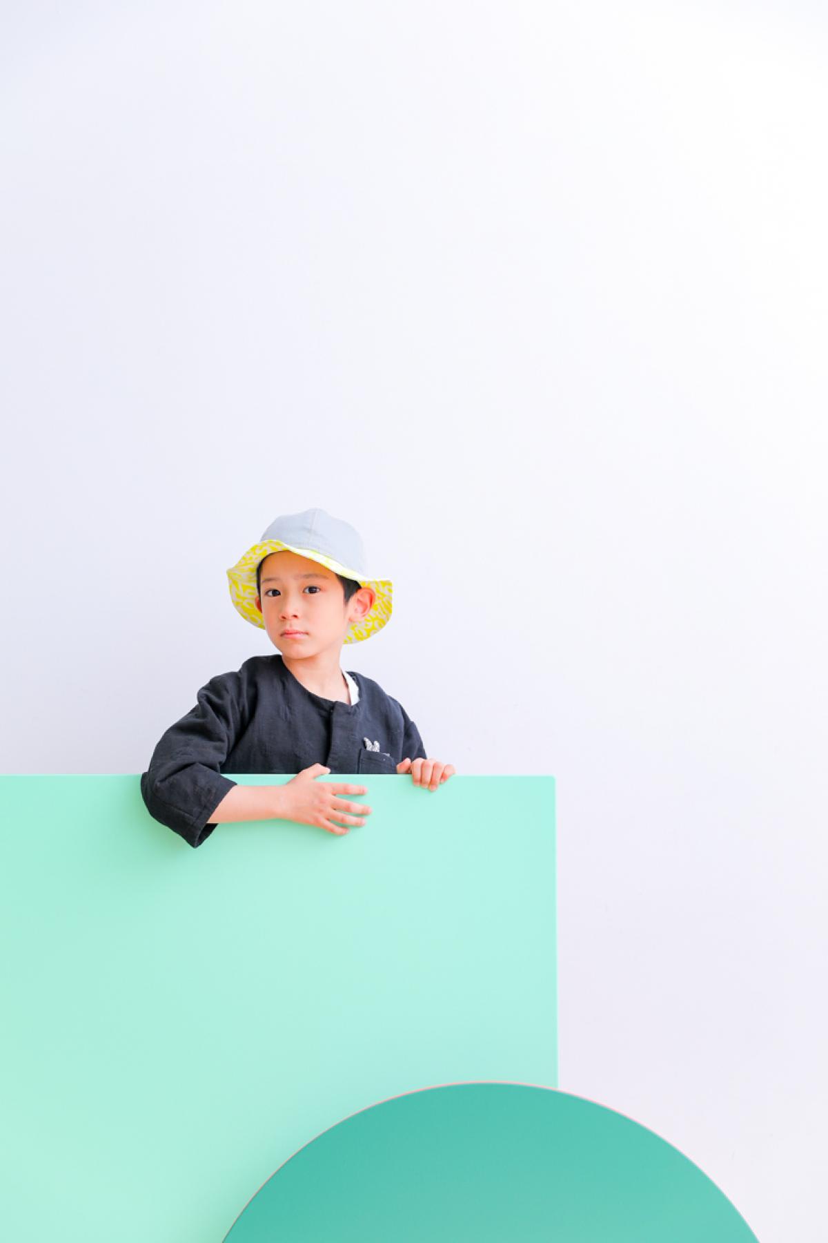 男の子　記念撮影　カラフル　可愛い　キッズフォトスタジオ　ハピスタ