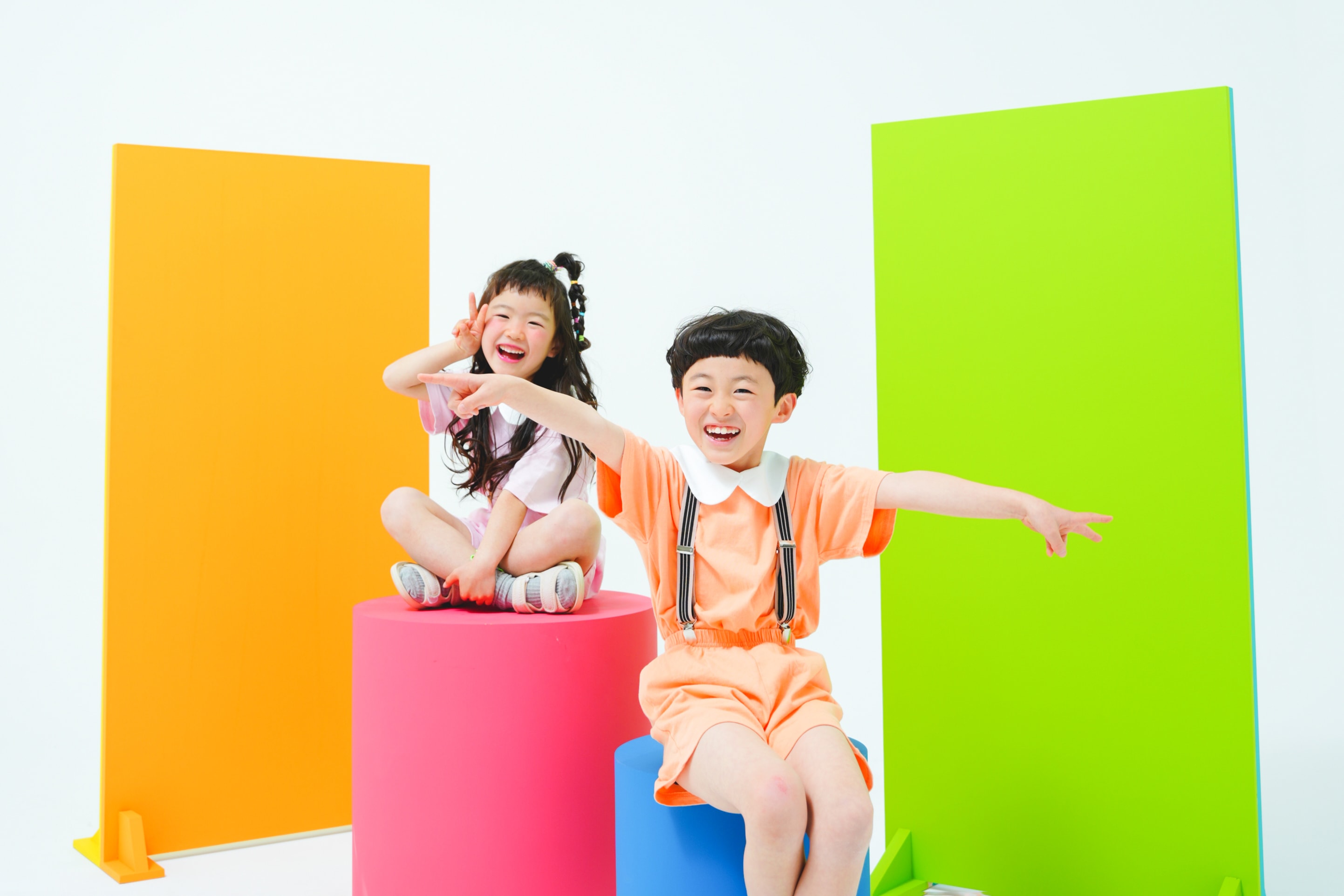 きょうだい撮影　写真　カラフル　フォトスタジオ　ハピスタ