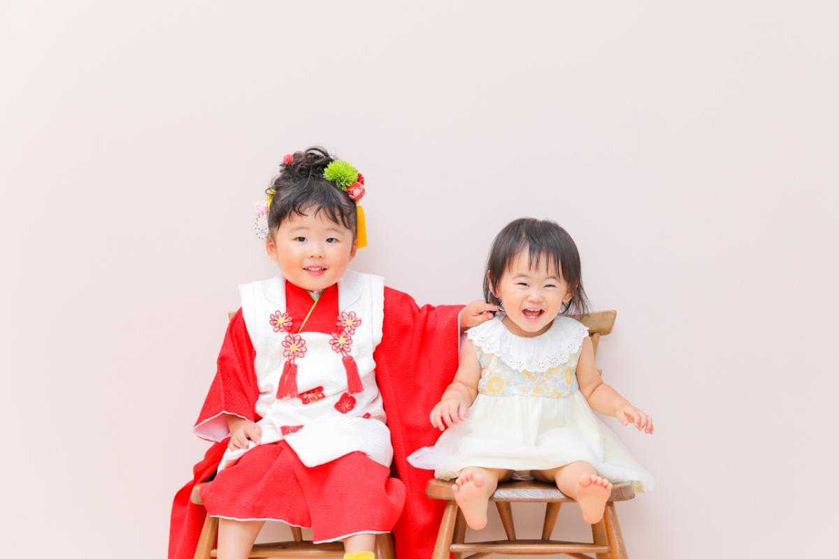七五三　3歳女の子　姉妹撮影　可愛い　カラフル　キッズフォトスタジオ　ハピスタ