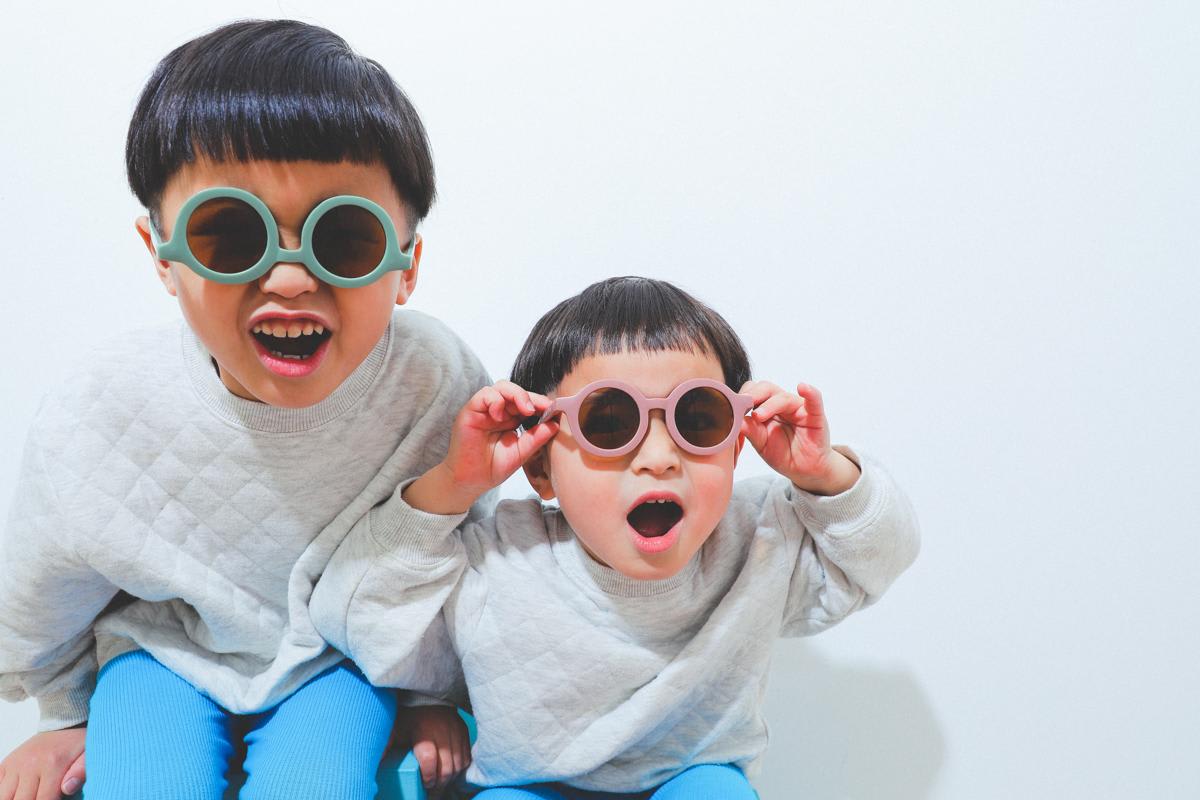 兄弟フォト　記念写真　カラフル　キッズフォトスタジオ　ハピスタ
