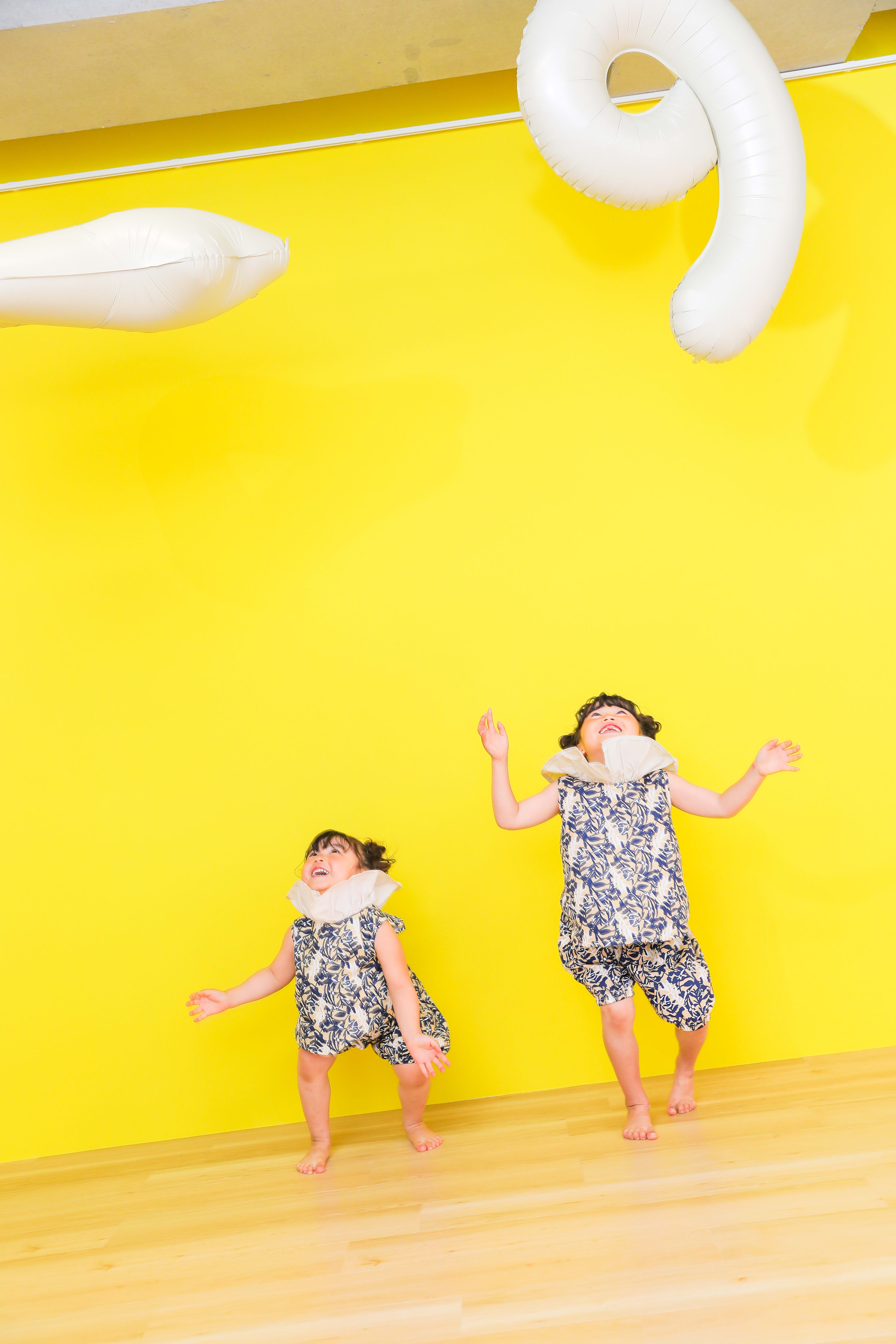 バースデー　お誕生日　女の子　姉妹　ペアルック　カラフル　キッズ写真　HAPISTA