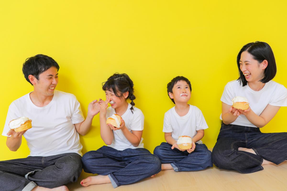 ファミリー　家族写真　カラフル　フォトスタジオ　ハピスタ