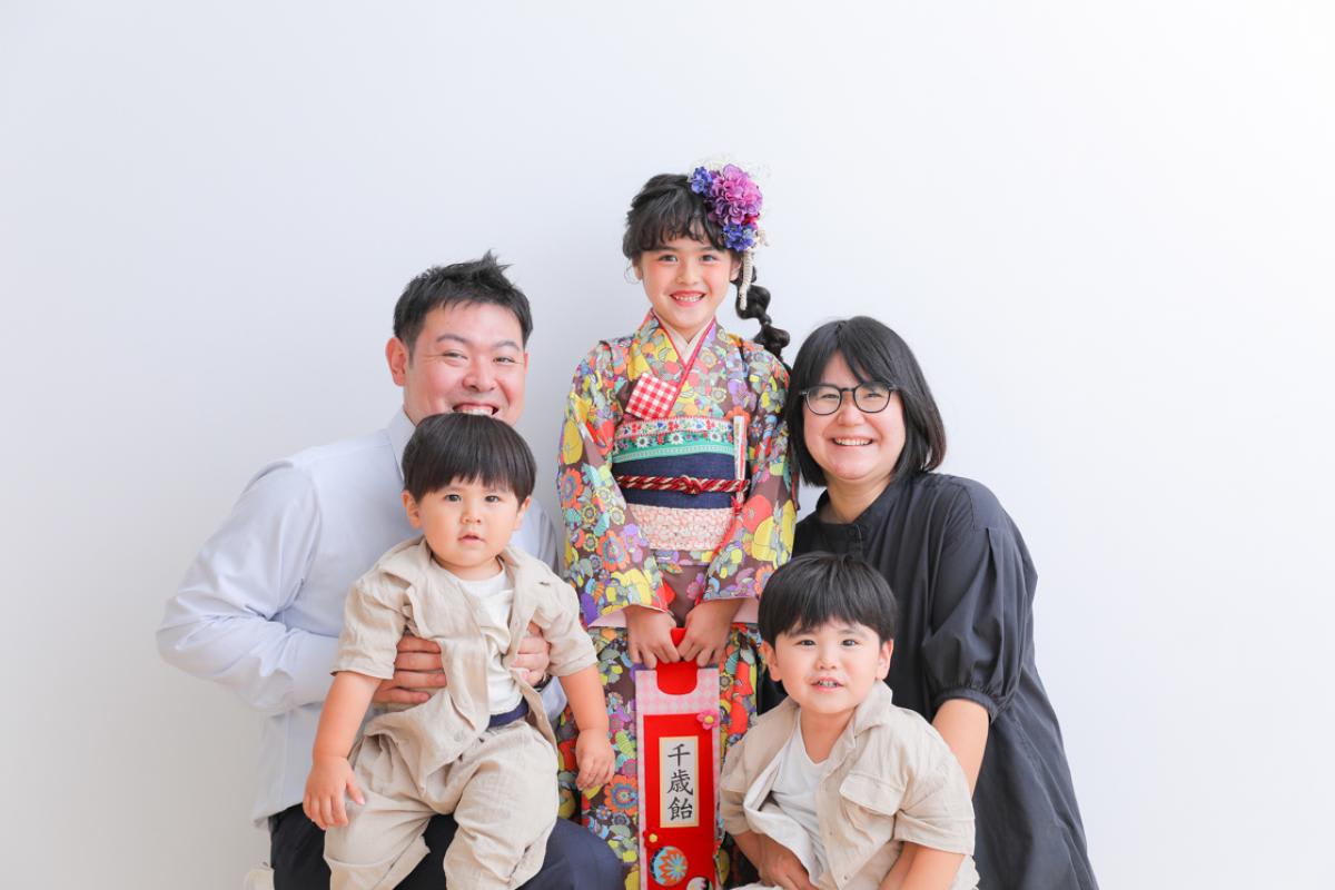 七五三　７歳女の子　ファミリー　家族写真　可愛い　カラフル　キッズフォトスタジオ　ハピスタ