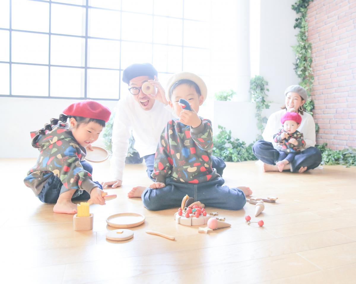 ファミリー　家族写真　女の子　男の子　お揃い　カラフル　フォトスタジオ　ハピスタ