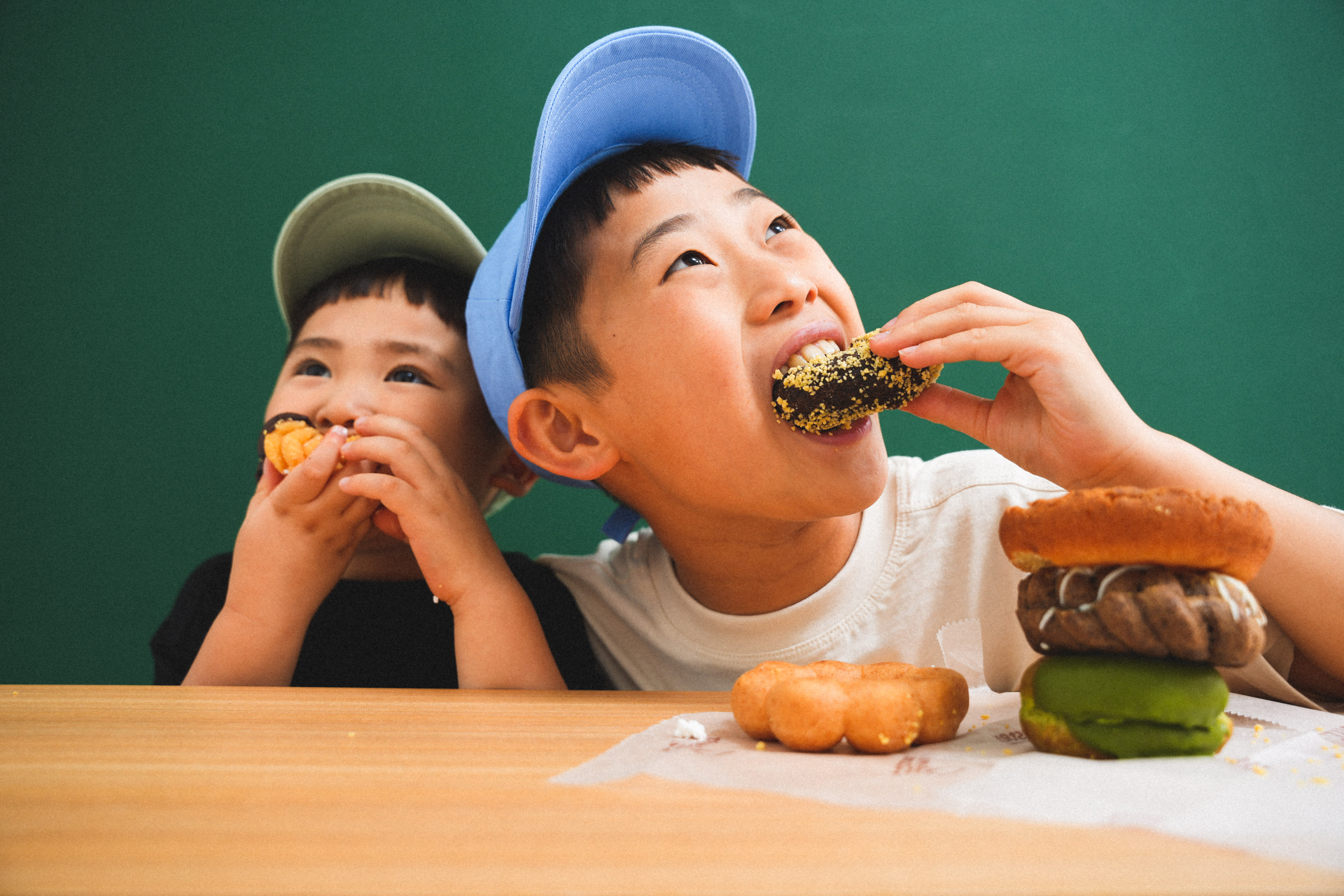 誕生日　誕生日撮影　バースデー　バースデーフォト　バースデー撮影　私服撮影　キッズフォトスタジオ　大阪フォトスタジオ　フォトスタジオ　堺市フォトスタジオ　持ち込み小物　お菓子持ち込み　兄弟