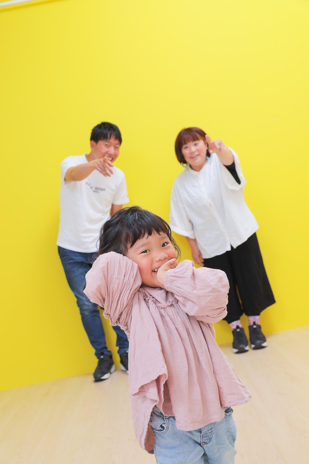 ファミリー　家族写真　女の子　カラフル　フォトスタジオ　ハピスタ