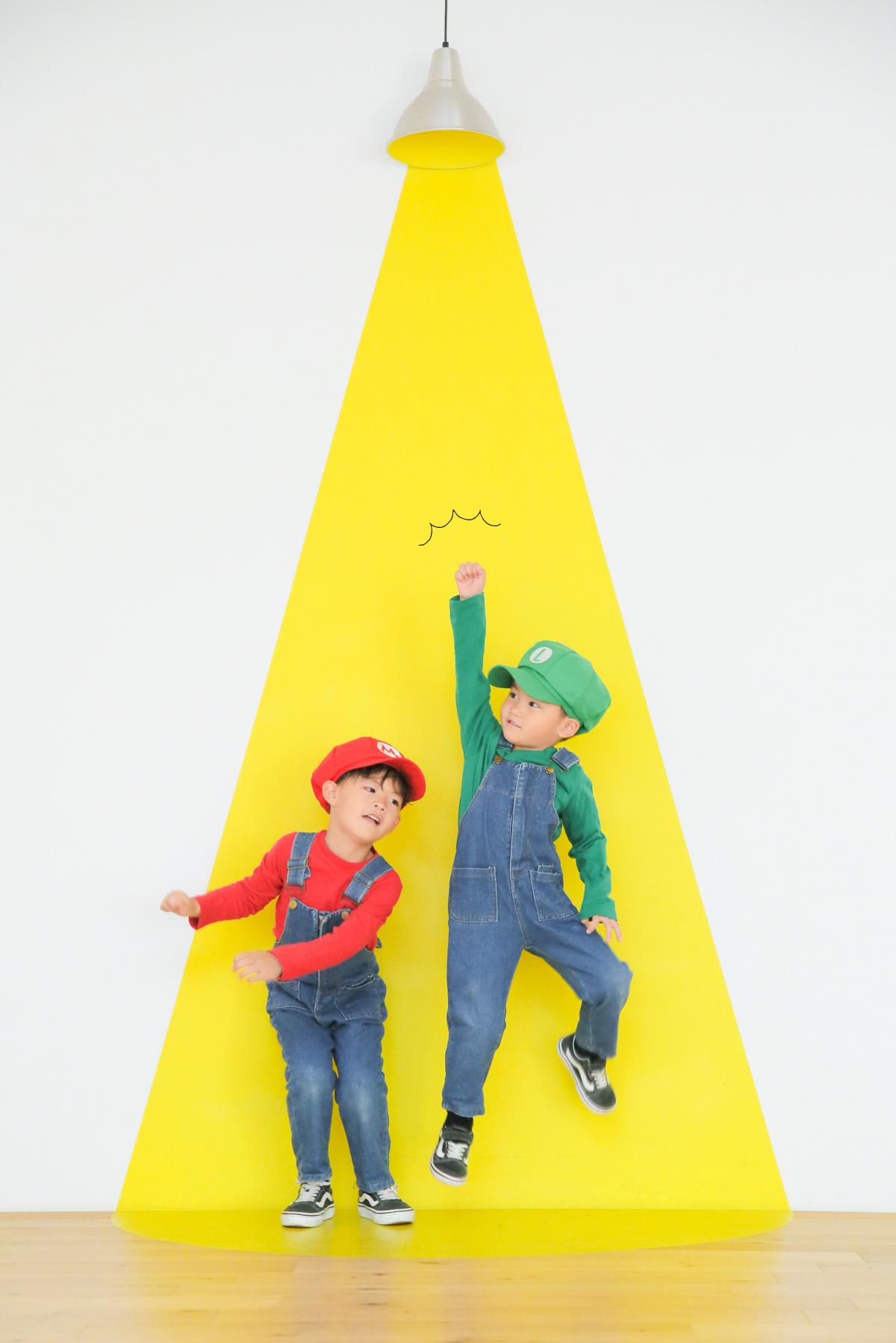 兄弟フォト　記念写真　カラフル　マリオ　ルイージ　キッズフォトスタジオ　ハピスタ