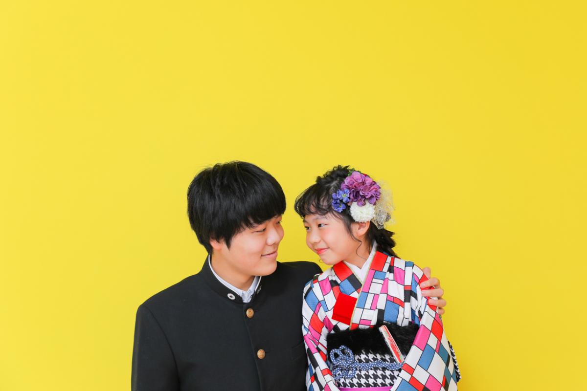 七五三　７歳女の子　兄弟写真　可愛い　カラフル　キッズフォトスタジオ　ハピスタ