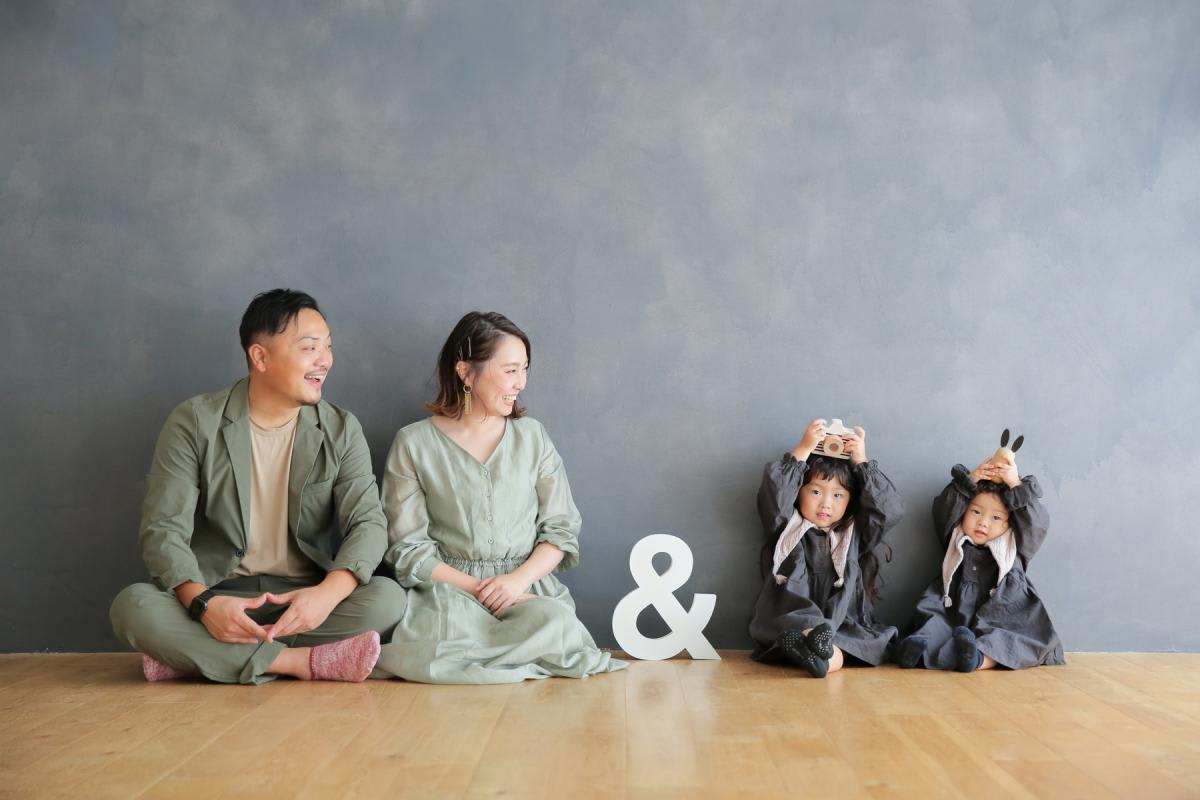 ファミリー　家族写真　パパ　ママ　カラフル　フォトスタジオ　ハピスタ