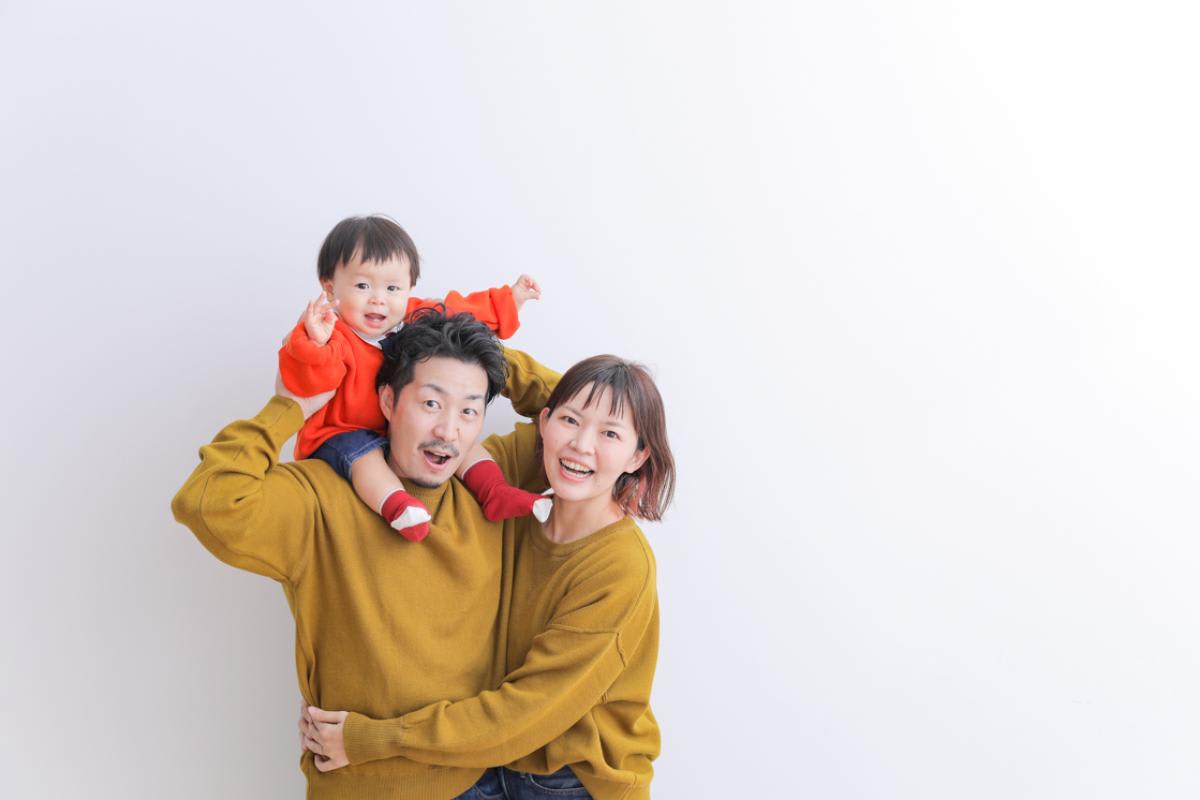 ファミリー　家族写真　カラフル　フォトスタジオ　ハピスタ