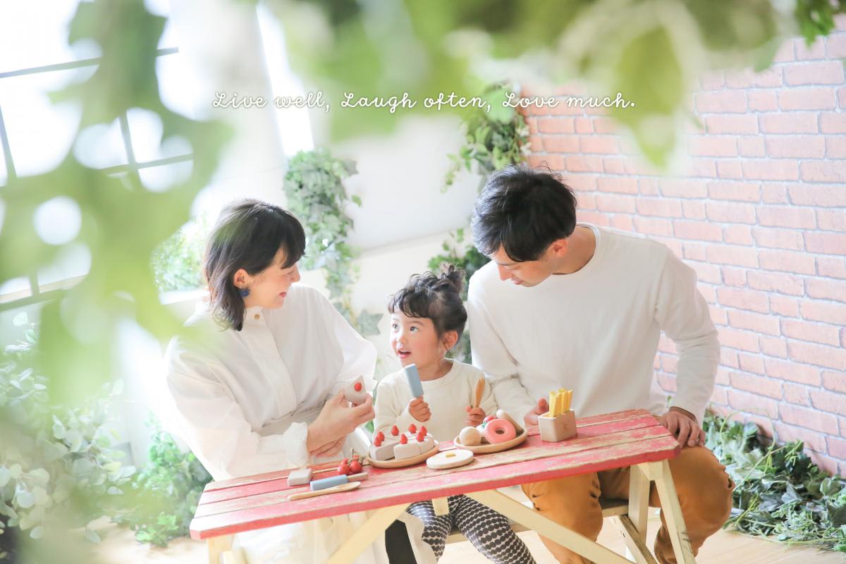 ファミリー　家族写真　カラフル　フォトスタジオ　ハピスタ