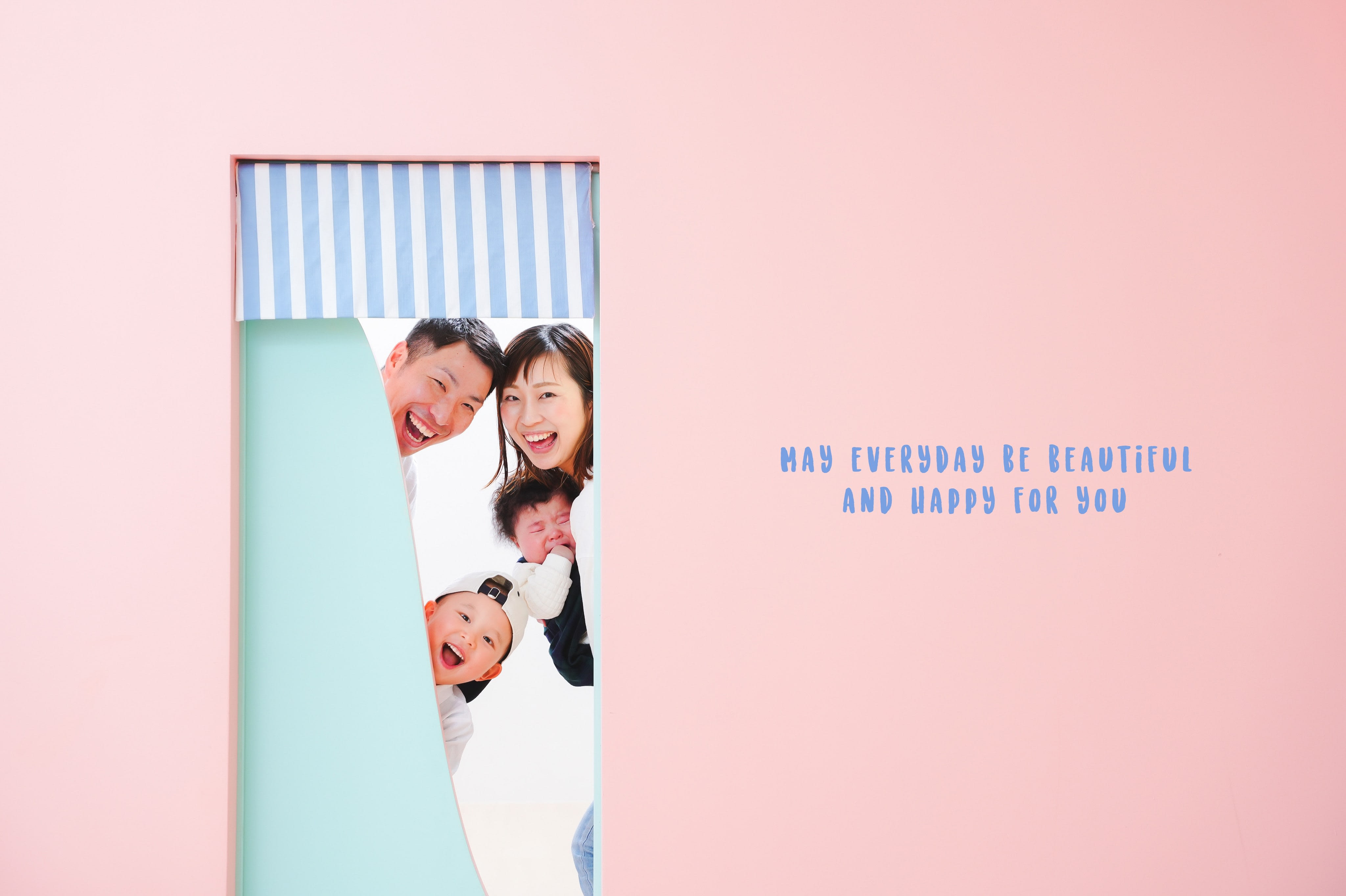 ファミリー　家族写真　カラフル　フォトスタジオ　ハピスタ