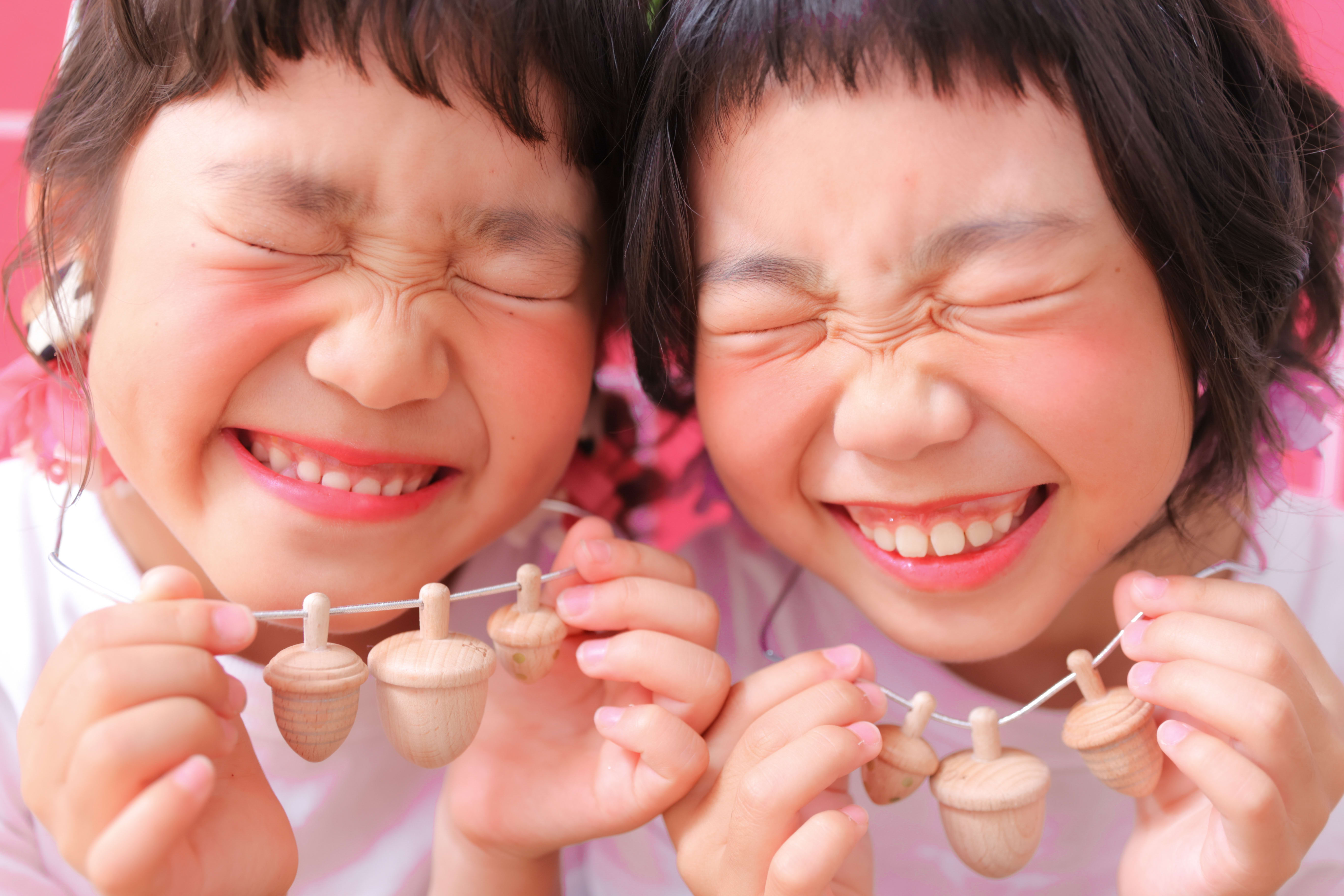 姉妹写真　女の子姉妹　どんぐり　おもちゃ　