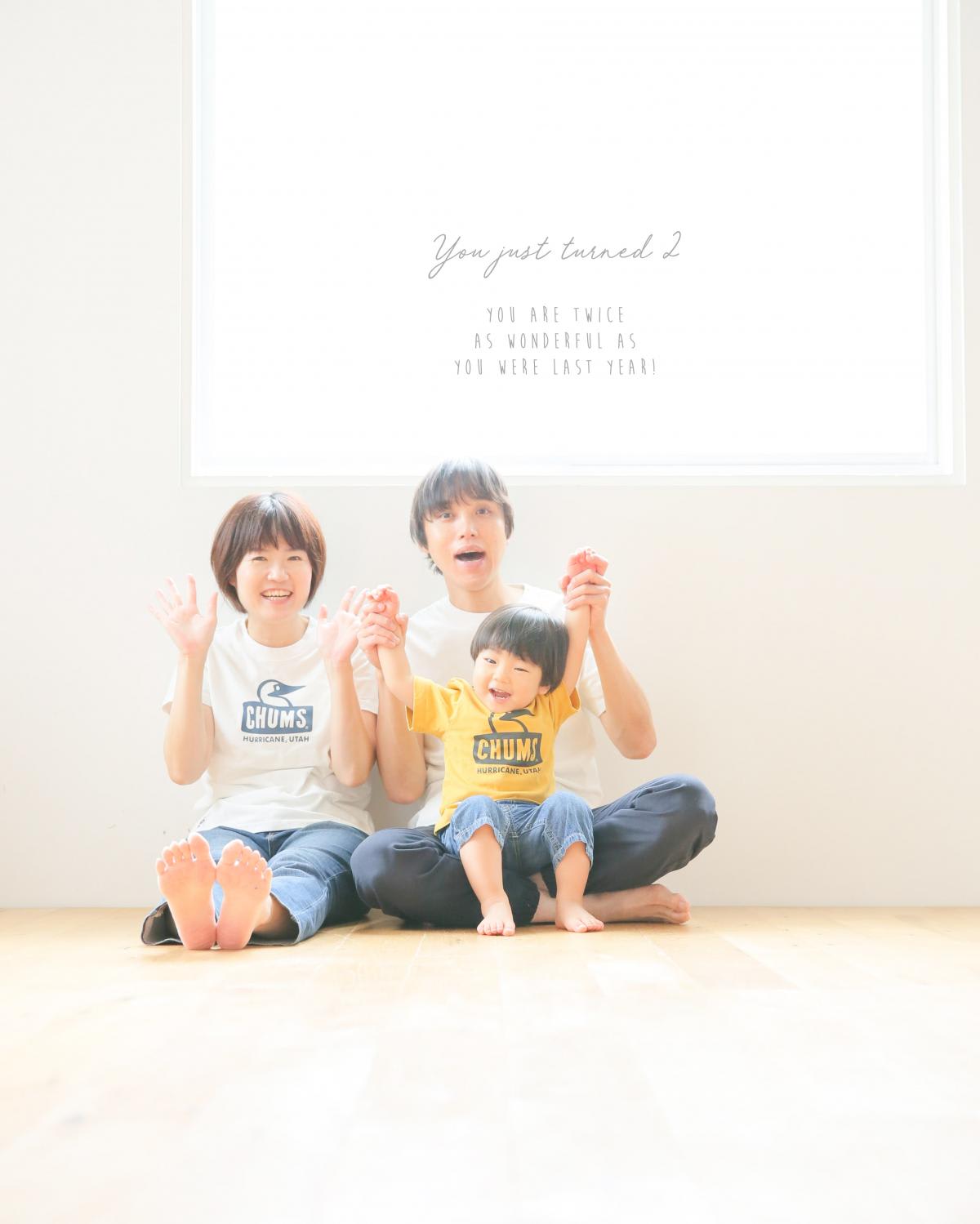 ファミリー　家族写真　カラフル　フォトスタジオ　ハピスタ