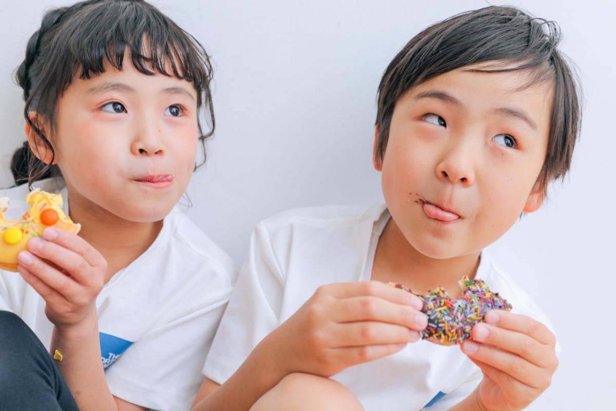 兄弟フォト　記念写真　カラフル　ドーナツ　キッズフォトスタジオ　ハピスタ