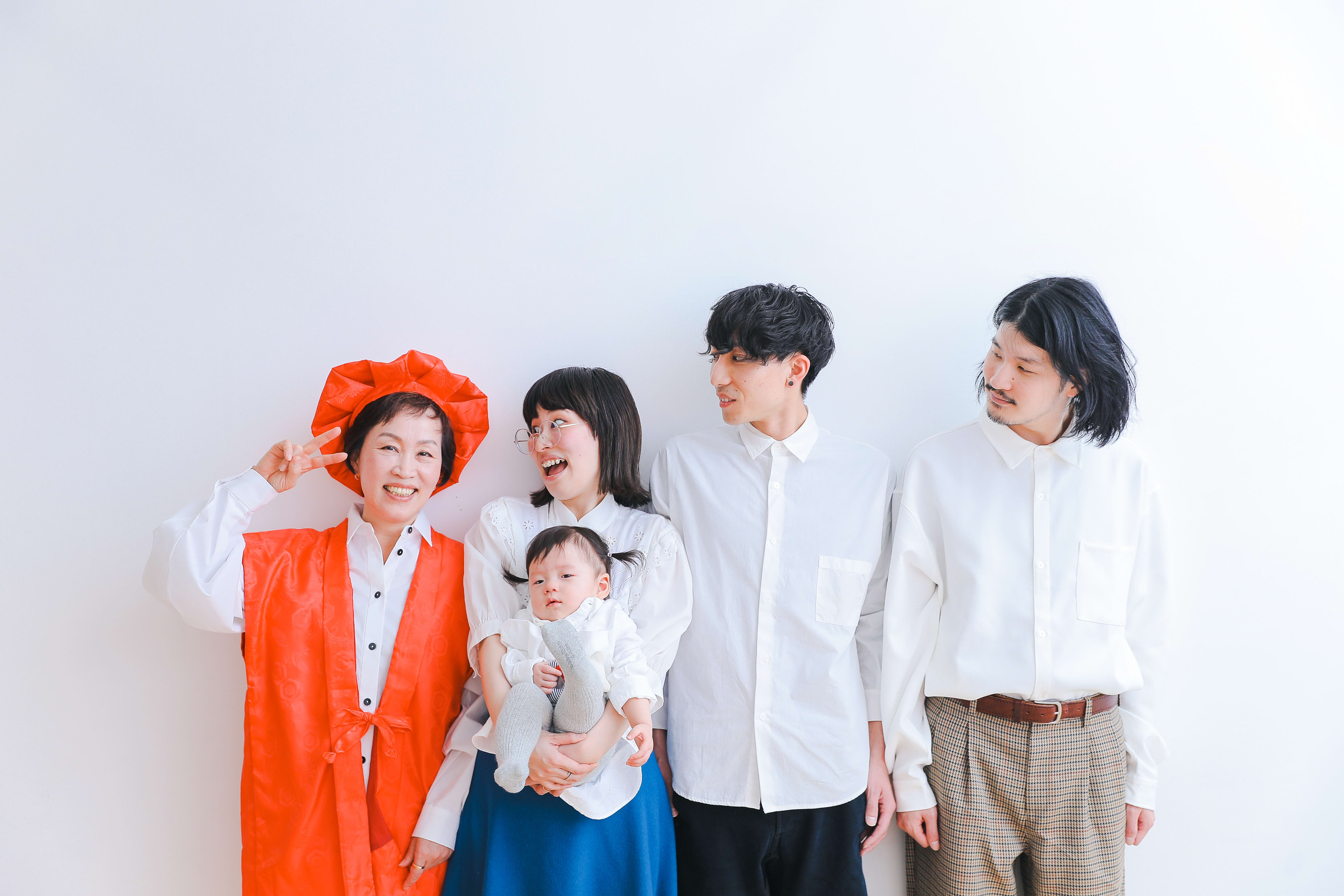 ファミリー　家族写真　カラフル　還暦　おばあちゃん　フォトスタジオ　ハピスタ
