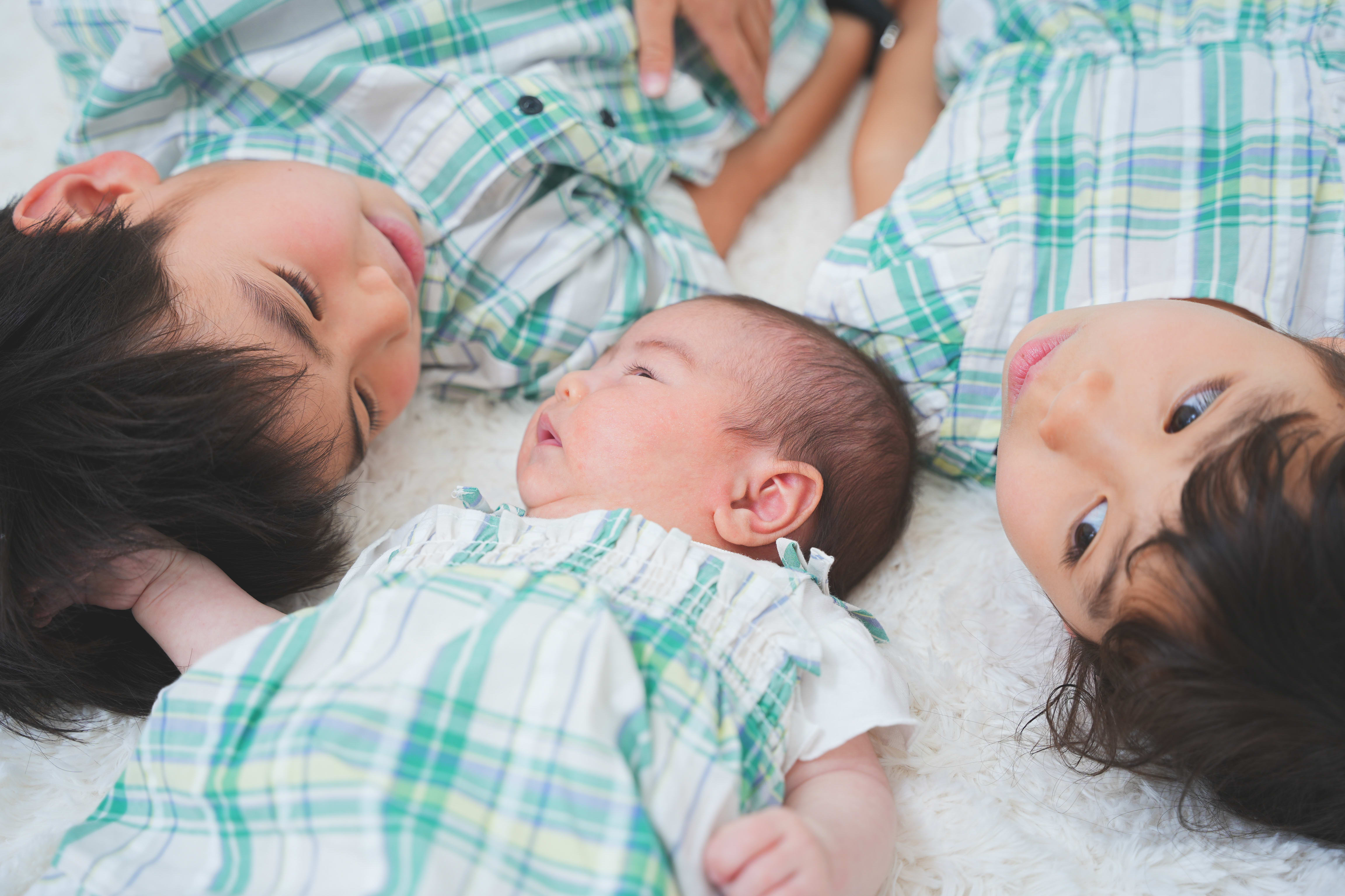 ベビー　ハーフバースデー　ベビーフォト　キッズフォトスタジオ　赤ちゃん　バースデーフォト　大阪フォトスタジオ　堺市フォトスタジオ　3兄弟　兄弟撮影　私服撮影