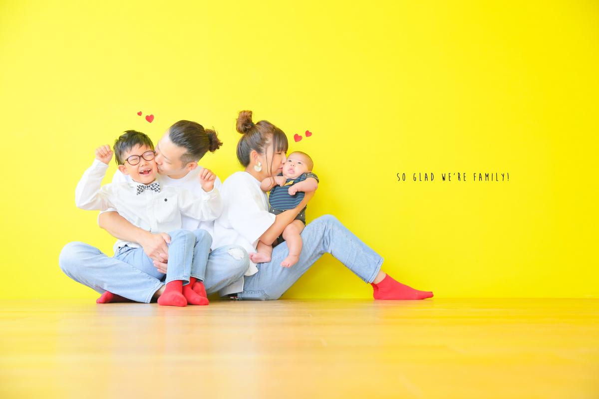 ファミリー　家族写真　カラフル　フォトスタジオ　ハピスタ