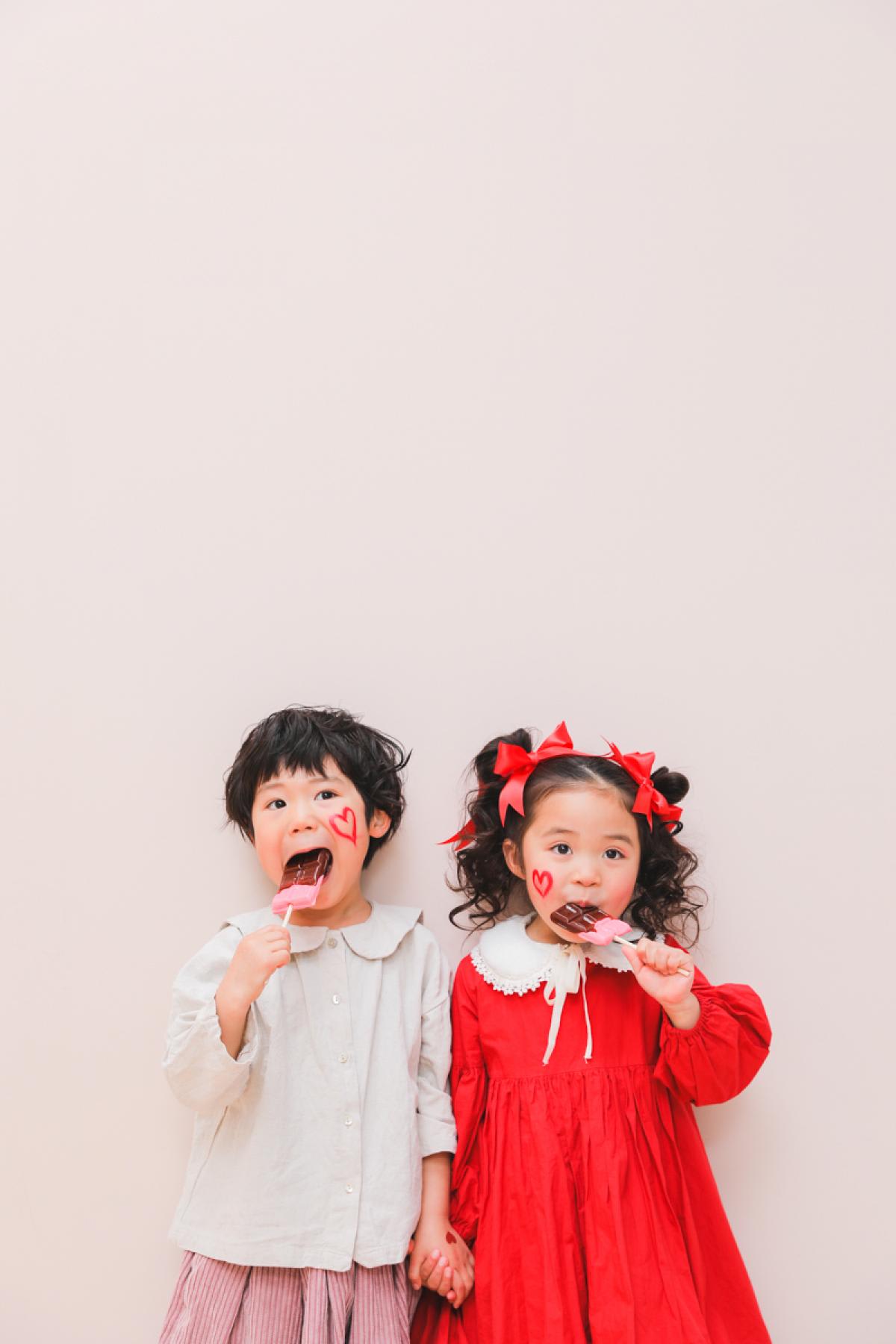 姉妹撮影　記念写真　チョコレート　カラフル　フォトスタジオ　ハピスタ