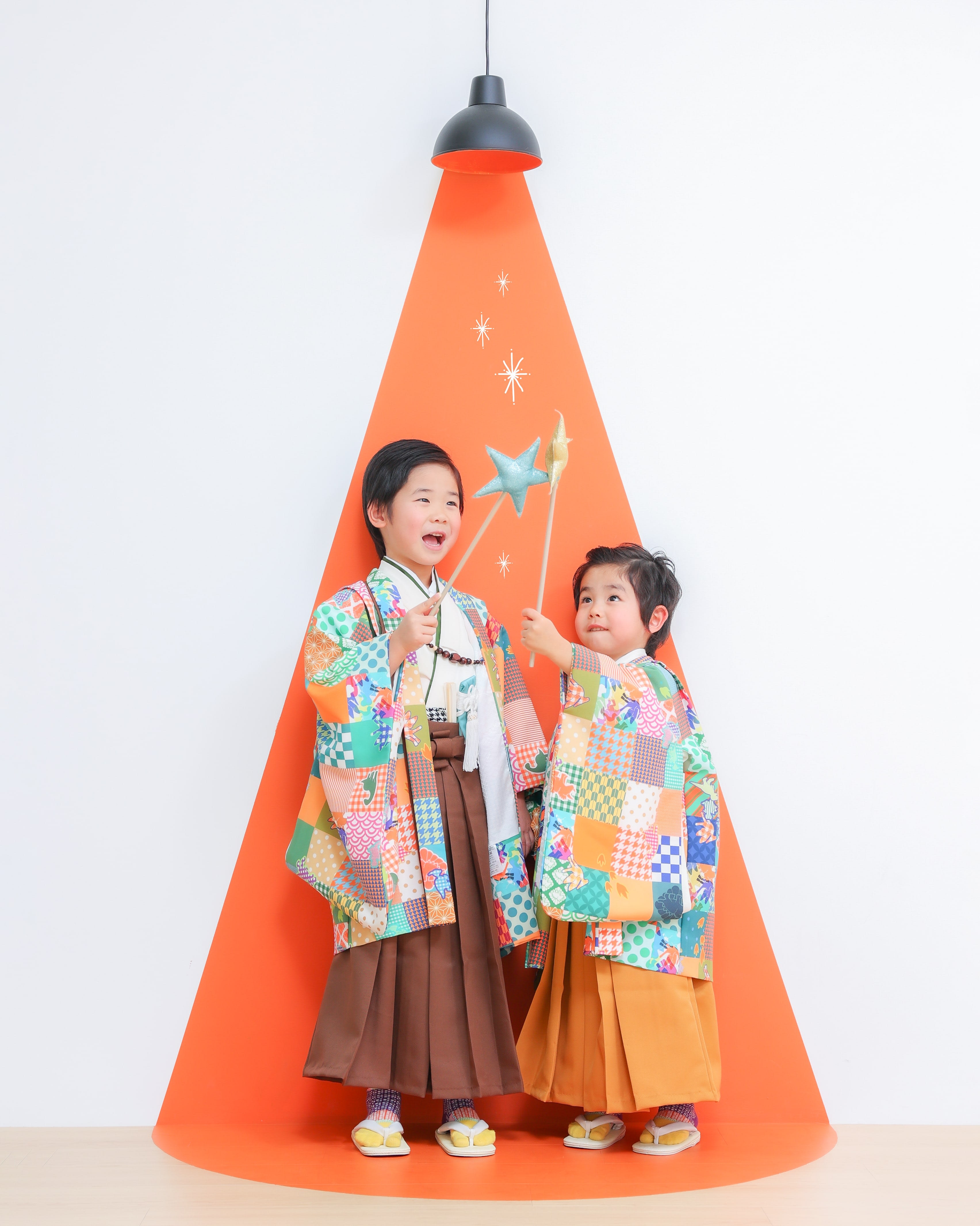 七五三　5歳男の子　記念写真　カラフル　スポットライト　キッズフォトスタジオ　ハピスタ